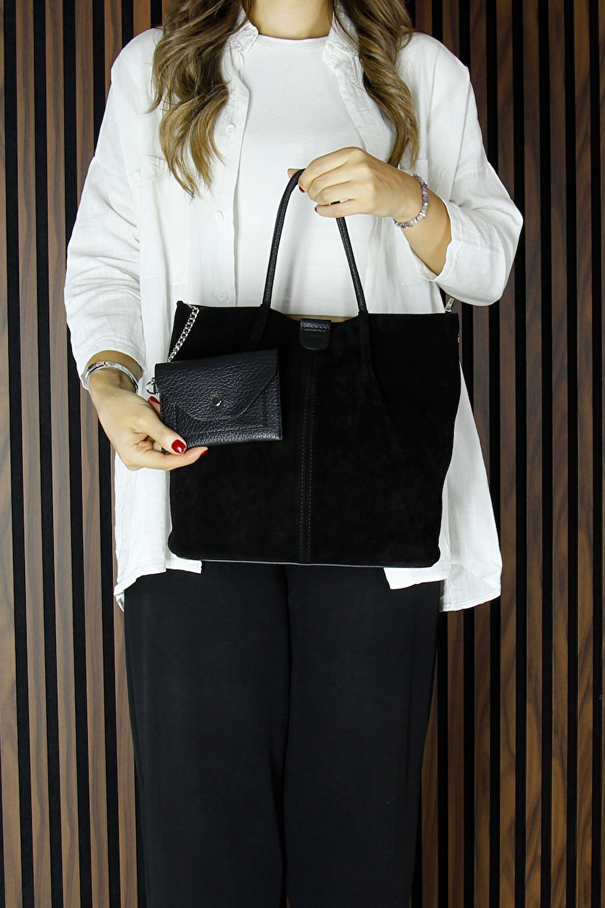 Siyah Hakiki Dana Süet Manyetik Kapaklı Fermuarlı Çift İç Cepli Ayarlanabilir Askılı Gün