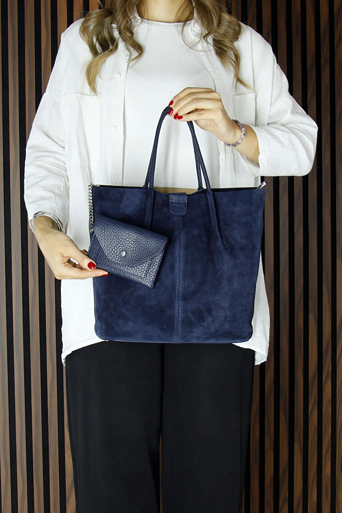 Lacivert Hakiki Dana Süet Manyetik Kapaklı Fermuarlı Çift İç Cepli Ayarlanabilir Askılı 