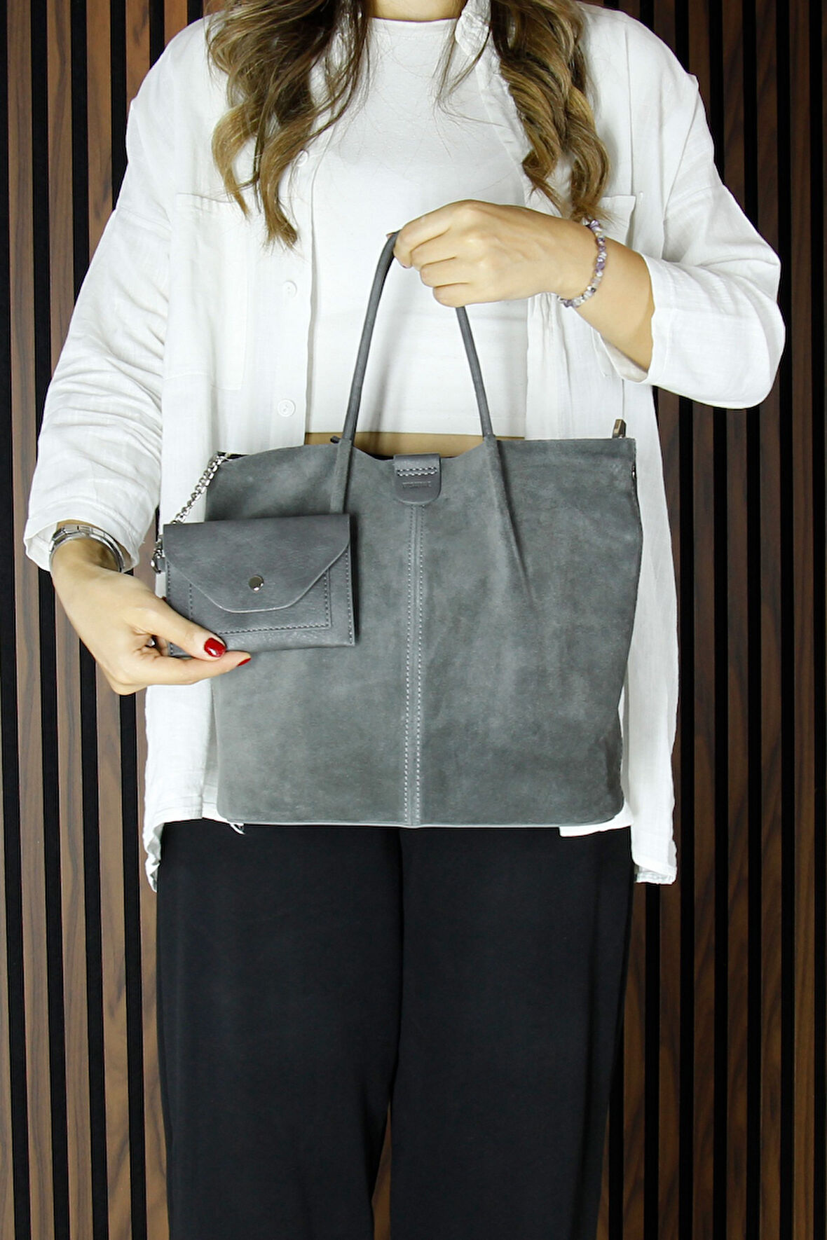 Gri Hakiki Dana Süet Manyetik Kapaklı Fermuarlı Çift İç Cepli Ayarlanabilir Askılı Günlü