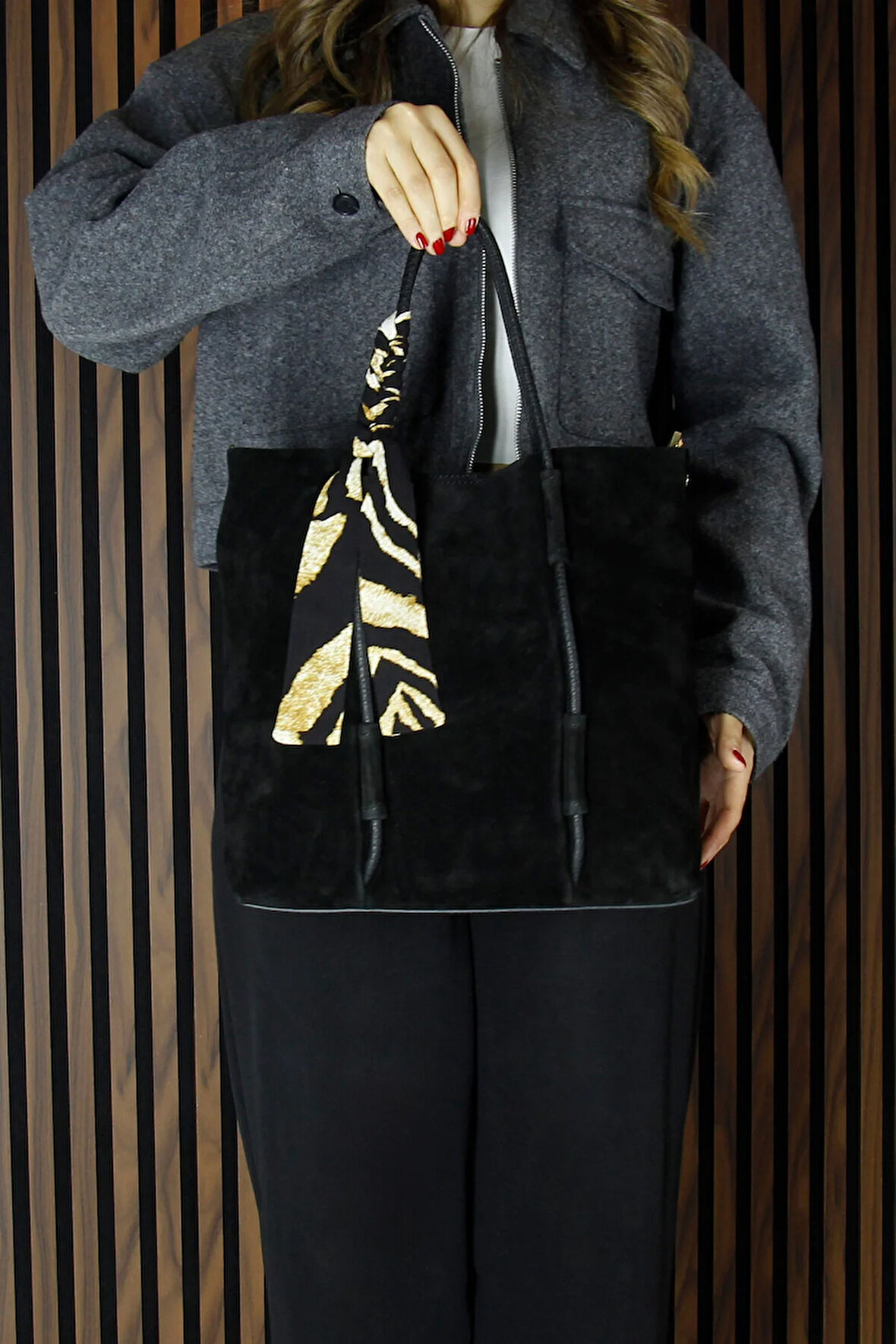 Siyah Hakiki Dana Süet Manyetik Kapaklı Fermuarlı İç Cepli Askılı Büyük Boy Günlük Omuz Çantası