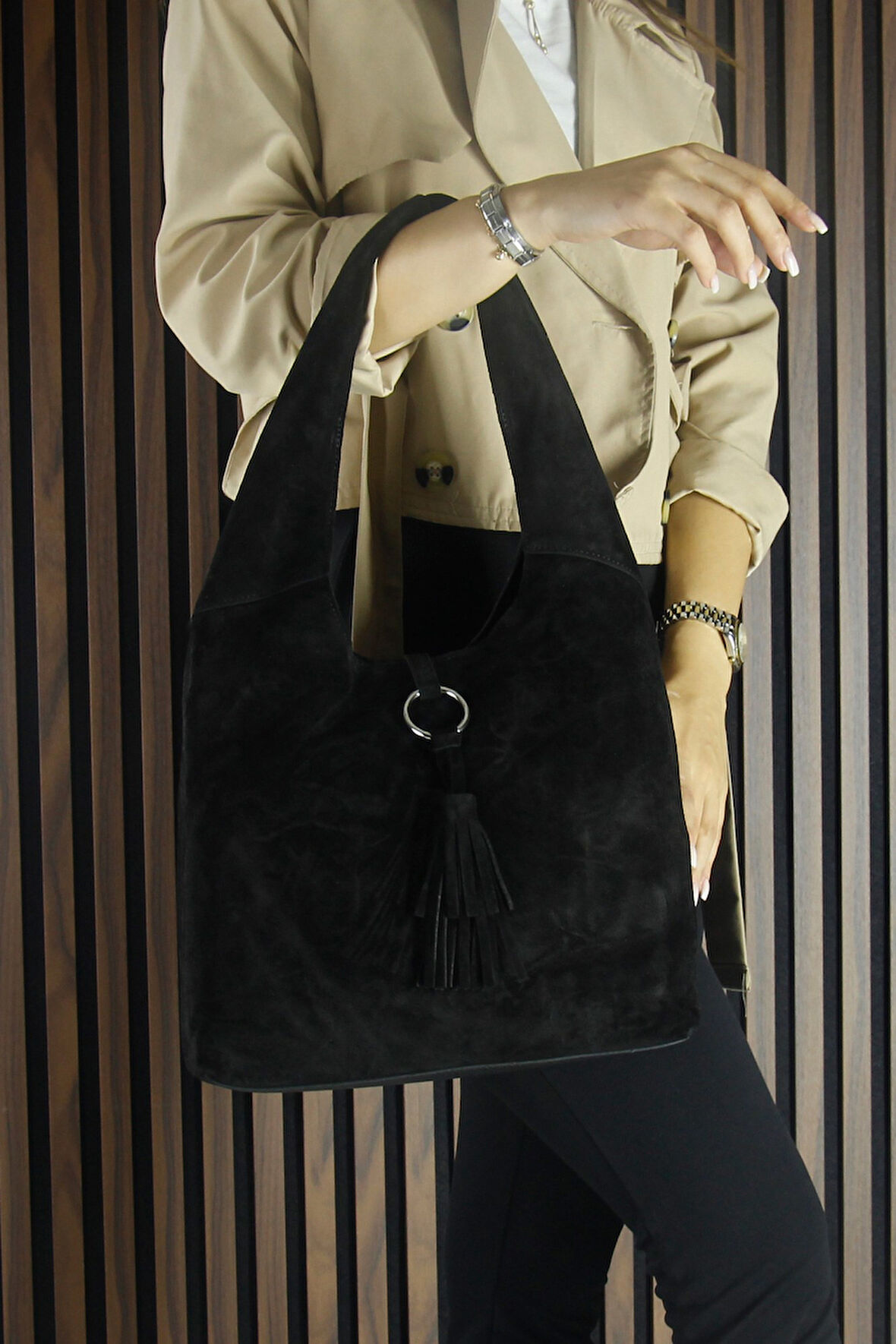 Erkan Saçmacı Siyah Hakiki Dana Süet Püsküllü Manyetik Kapaklı Orta Boy Günlük Omuz Çantası