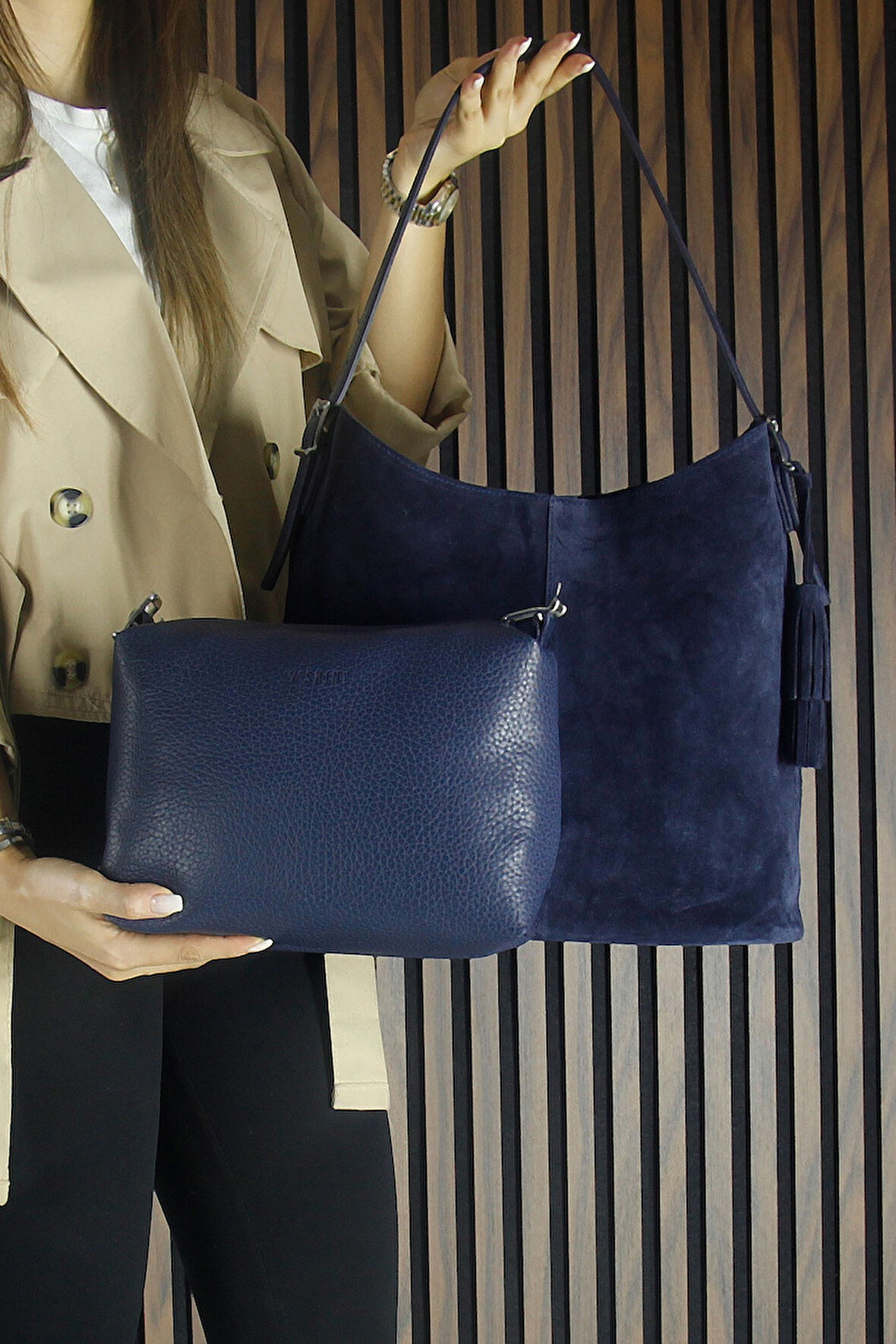 Erkan Saçmacı Lacivert Hakiki Dana Süet Püsküllü Manyetik Kapaklı Büyük Boy Günlük Omuz Çantası 