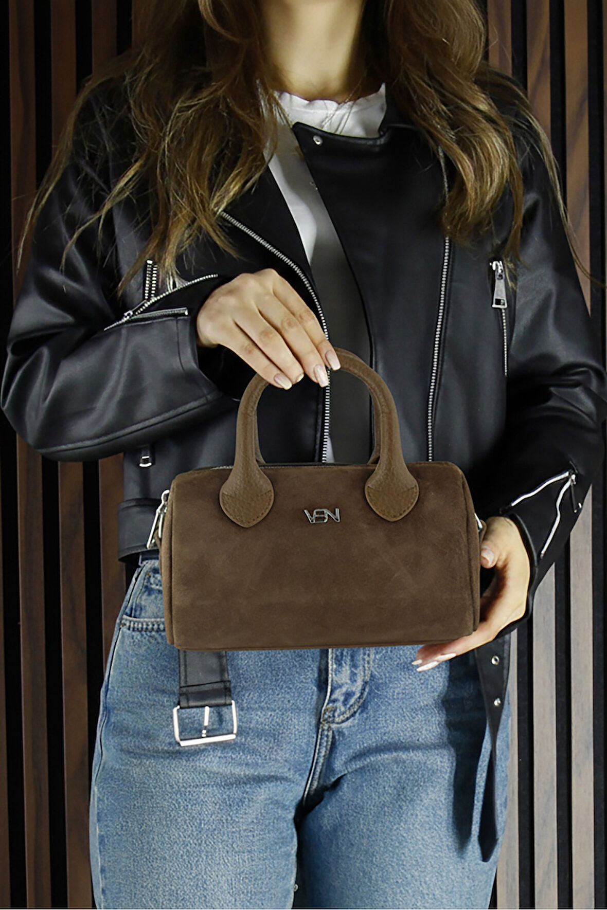 Erkan Saçmacı Açık Kahve Hakiki Dana Süet Fermuarlı Askılı İç Cepli Küçük Boy Günlük Omuz Çantası