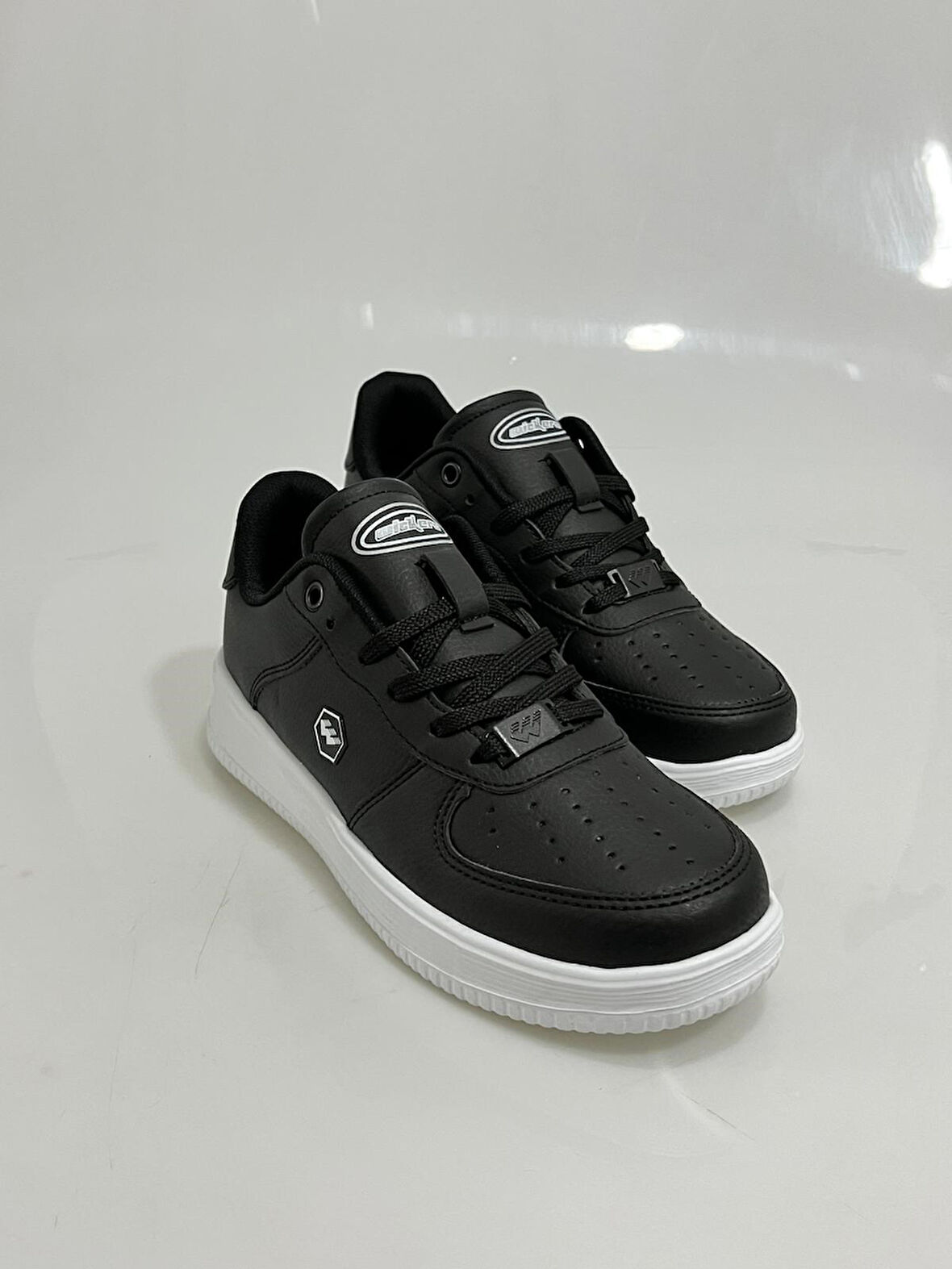 2542 Wickers Siyah-Beyaz Poli Taban Hafif kadin Spor Ayakkabısı