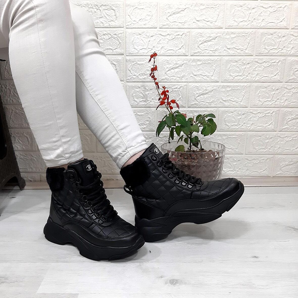 M.P 1408 Siyah Kaymaz Taban 18cm Kısa Kadın Bot