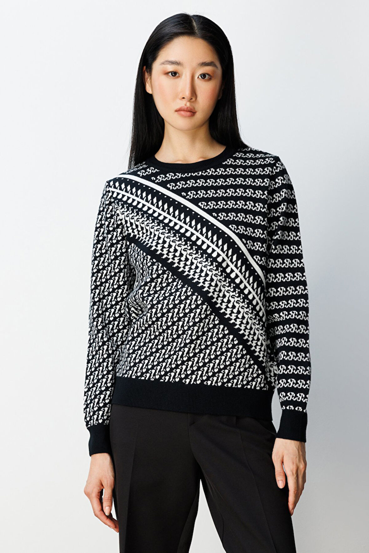 On Kadın Sıfır Yaka Desenli Kazak 65300 Siyah