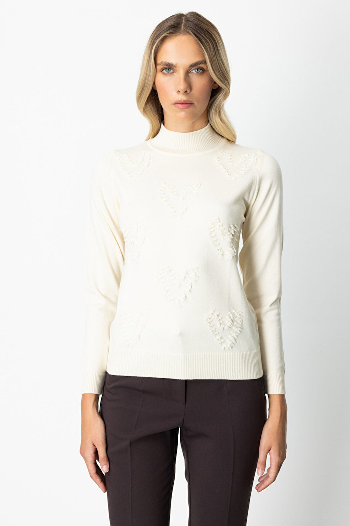 On Kadın Püsküllü Kalp Detaylı Dik Yaka Kazak 65325 Ekru