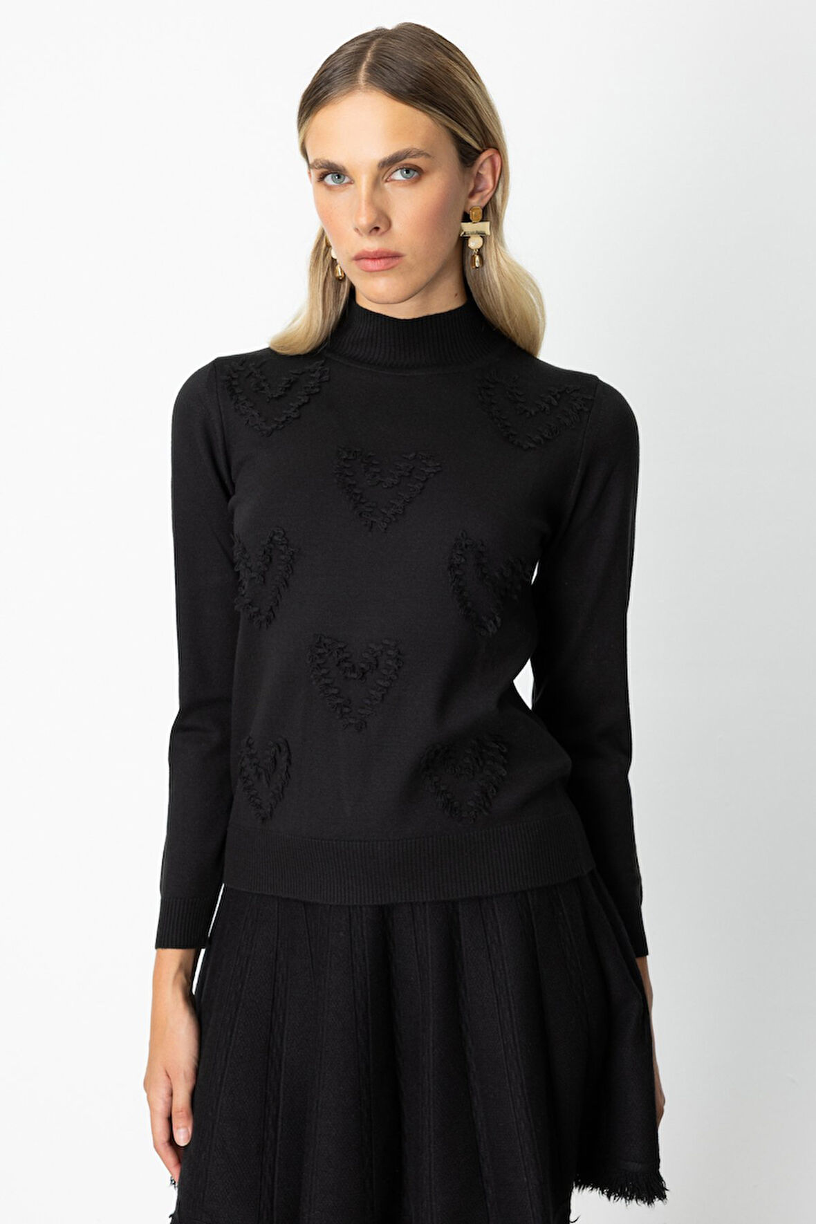 On Kadın Püsküllü Kalp Detaylı Dik Yaka Kazak 65325 Siyah