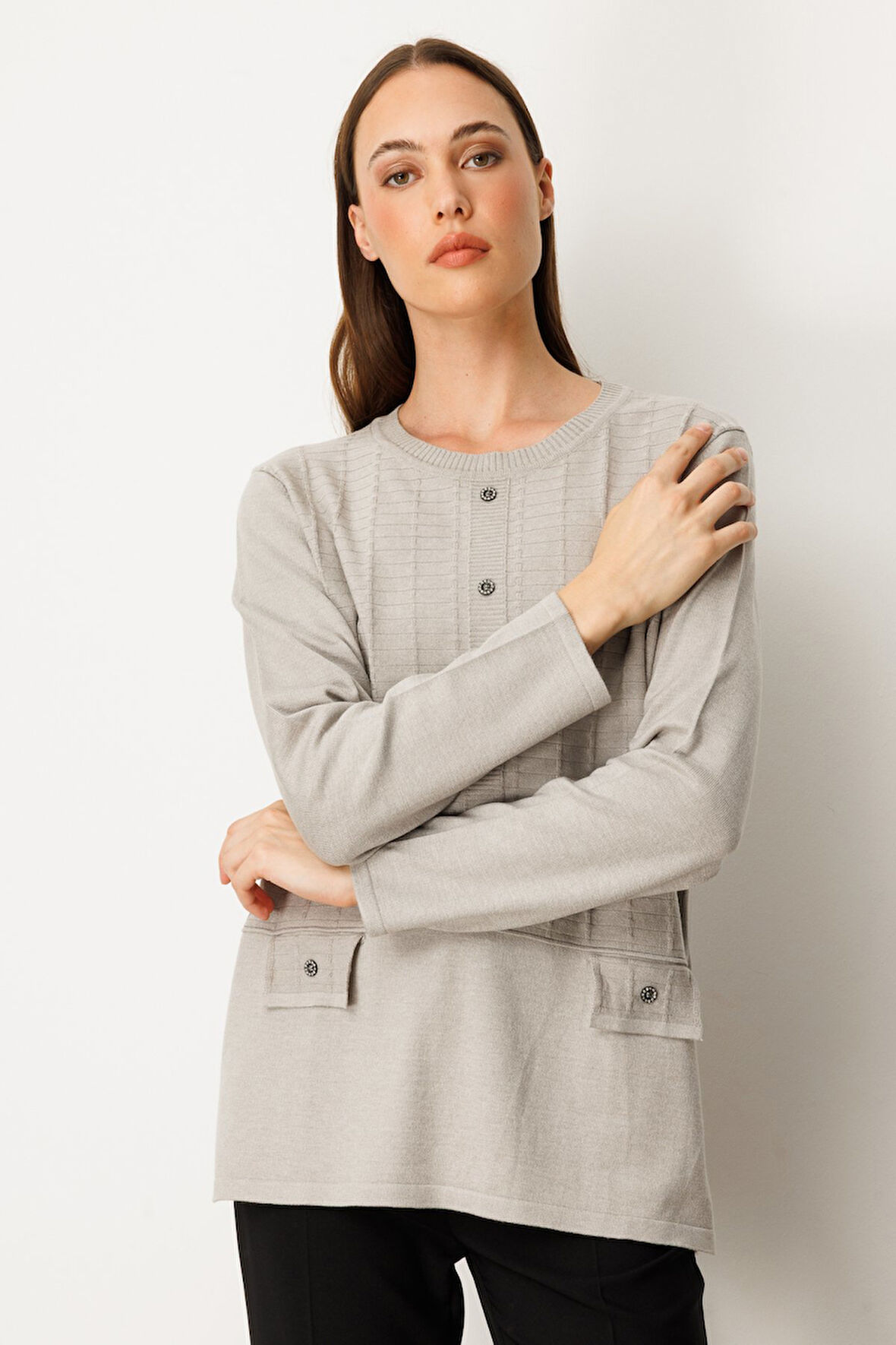 On Kadın Kabartma Desenli Süs Düğmeli Triko Kazak 65358 Gri