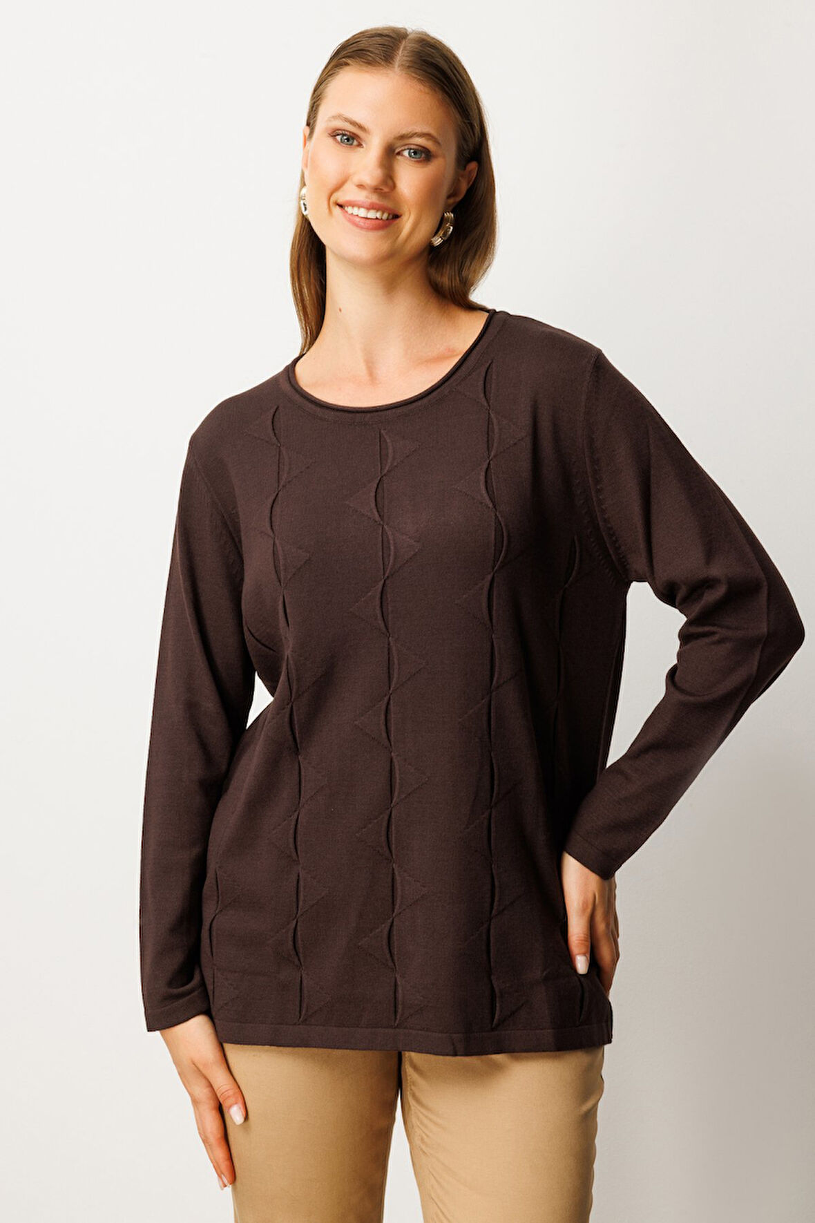 On Kadın Büyük Beden Kendinden Desenli Triko Kazak 65329 Kahverengi