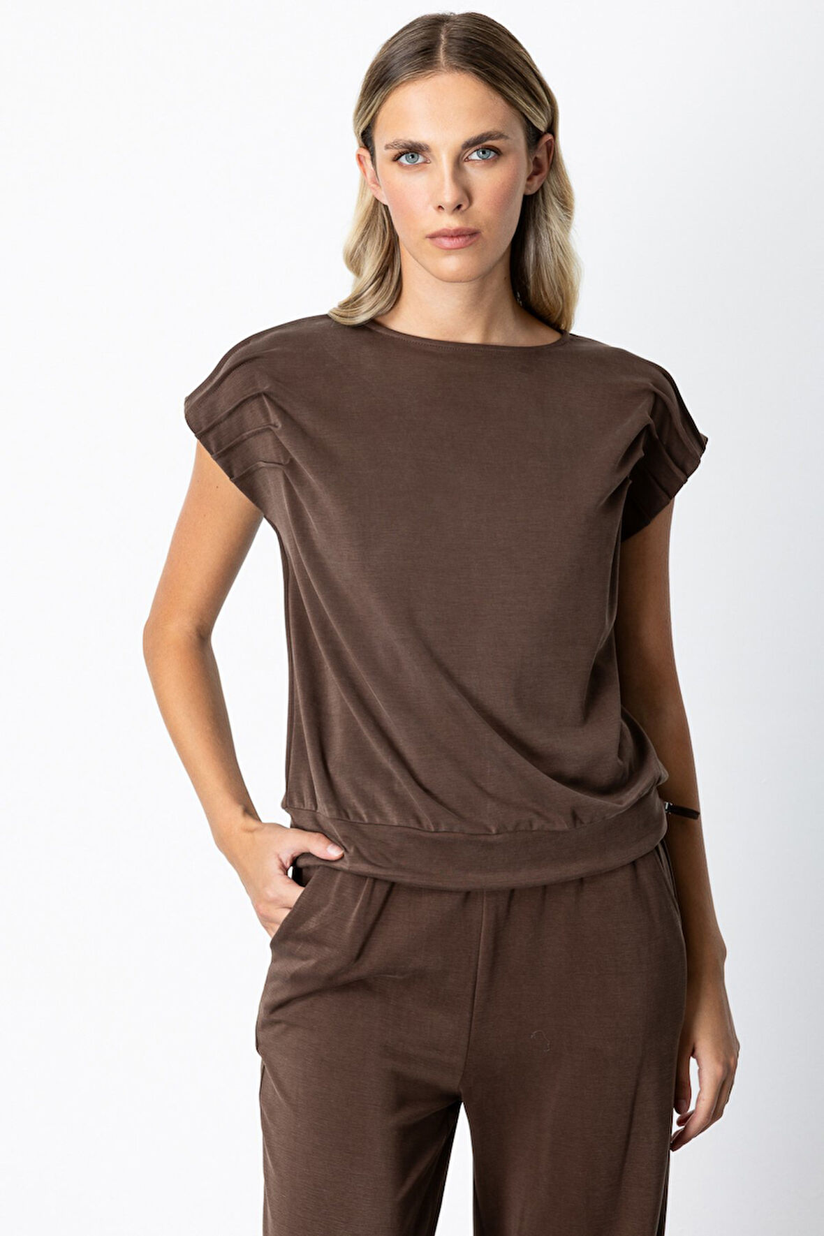 On Kadın Sıfır Yaka Kolları Dikişli Bluz 66355 Kahverengi