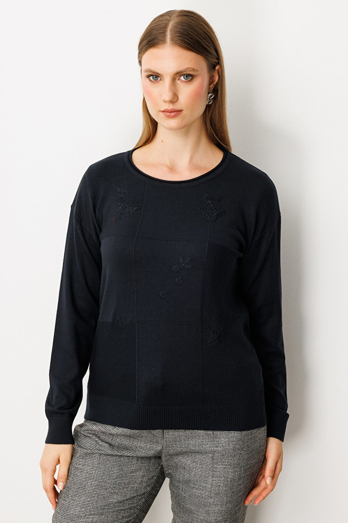 On Kadın Büyük Beden Çiçek İşlemeli Sıfır Yaka Triko Kazak 65359 Siyah