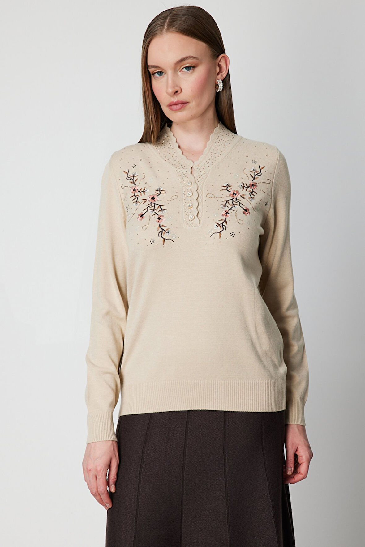 On Kadın V Yaka Çiçek İşlemeli Triko Kazak 65307 Bej