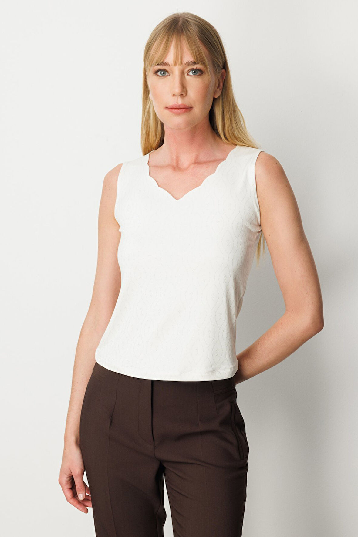 On Kadın Dilim Yaka Simli Bluz 61389 Ekru