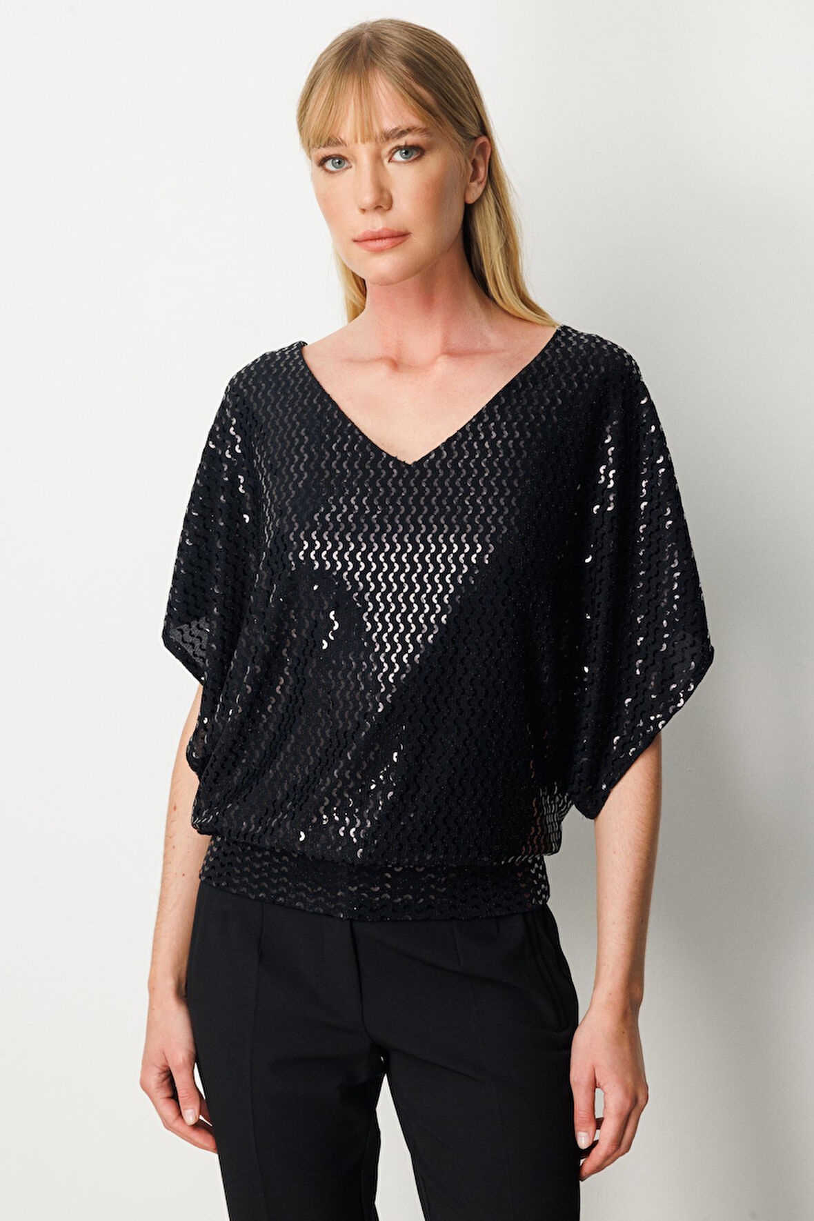 On Kadın Sırt Dekolteli Pullu Bluz 61378 Siyah