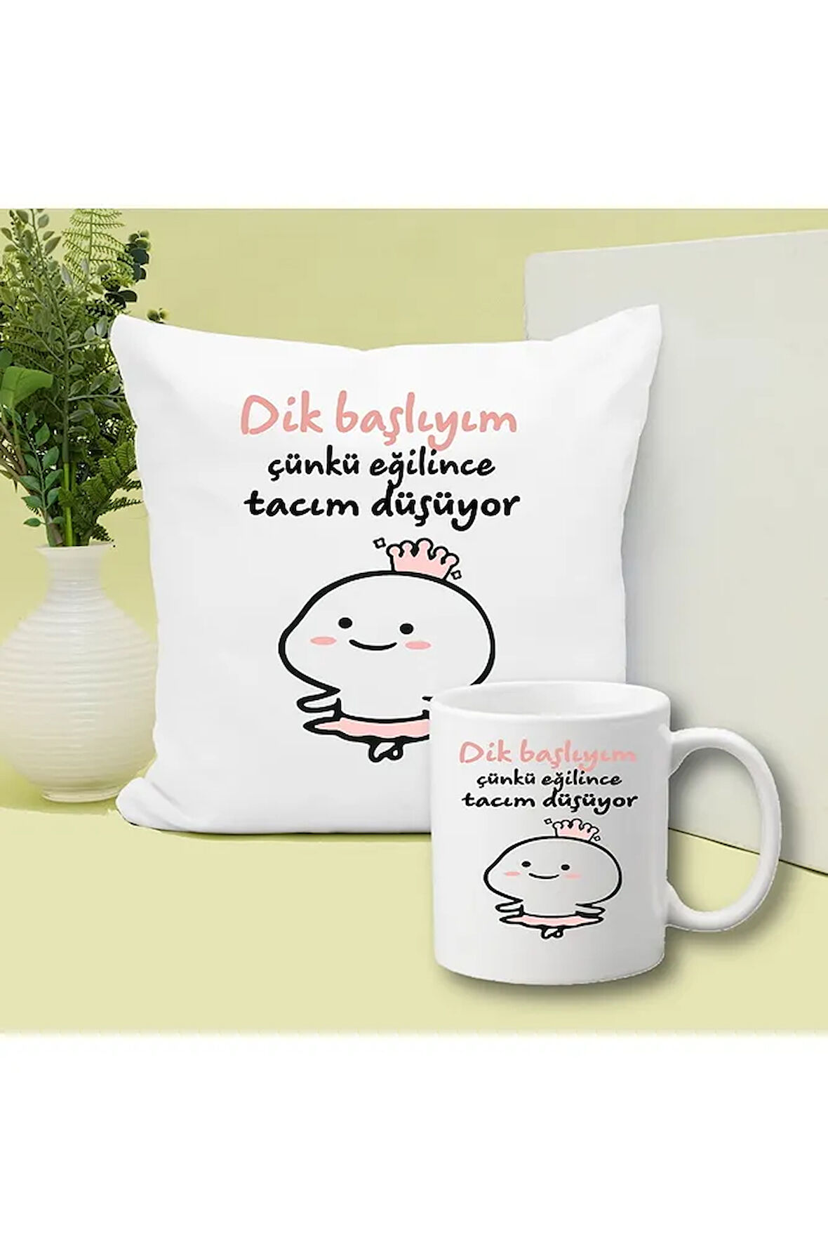 Dik Başlıyım Çünkü Eğilince Tacım Düşüyor Baskılı Kupa ve Yastık Hediyelik Set Arkadaşa Hediye