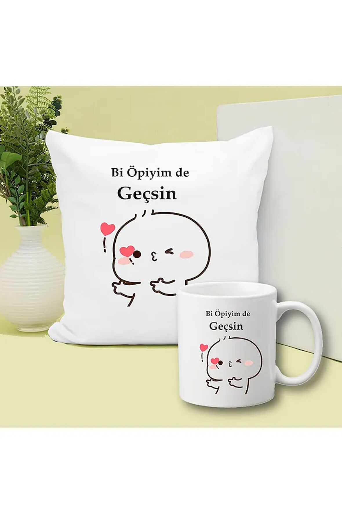 Bi Öpiyimde Geçsin Baskılı Kupa ve Yastık Hediyelik Set Arkadaşa Hediye