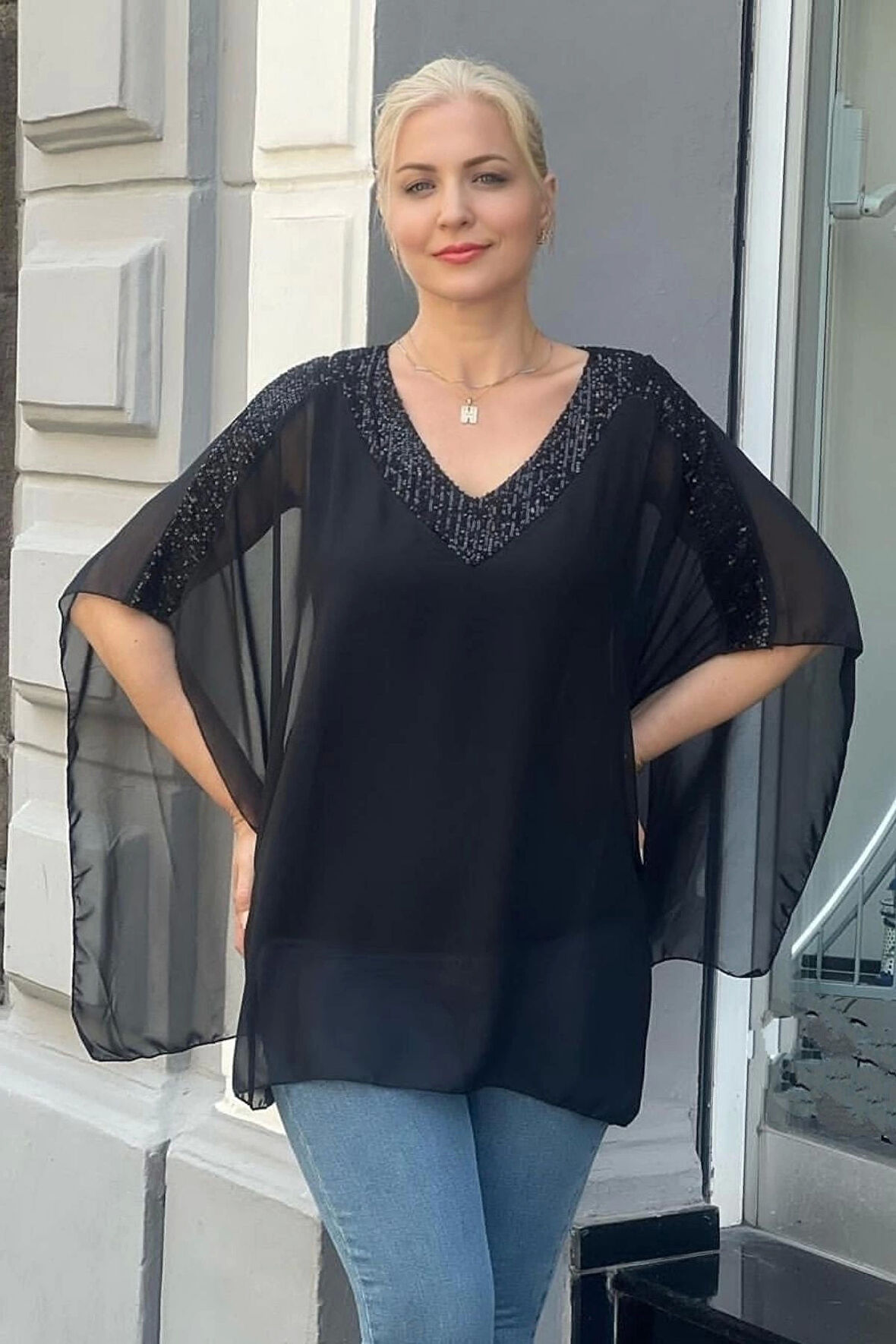 Yakası ve Omuzları Pullu Şifon Pelerin Bluz