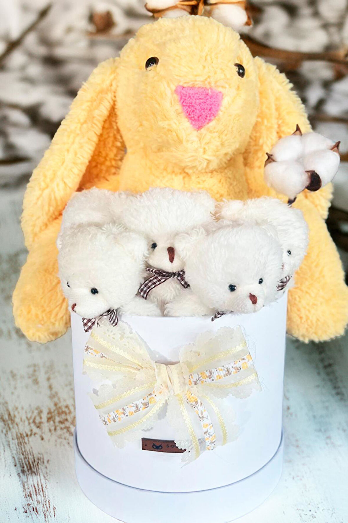 Özel Kutuda, Sarı Jellycat Tavşan, 5 Beyaz Ayıcık – Pamuk Çiçeği Dokunuşlu, Özel Ayıcık Buketi