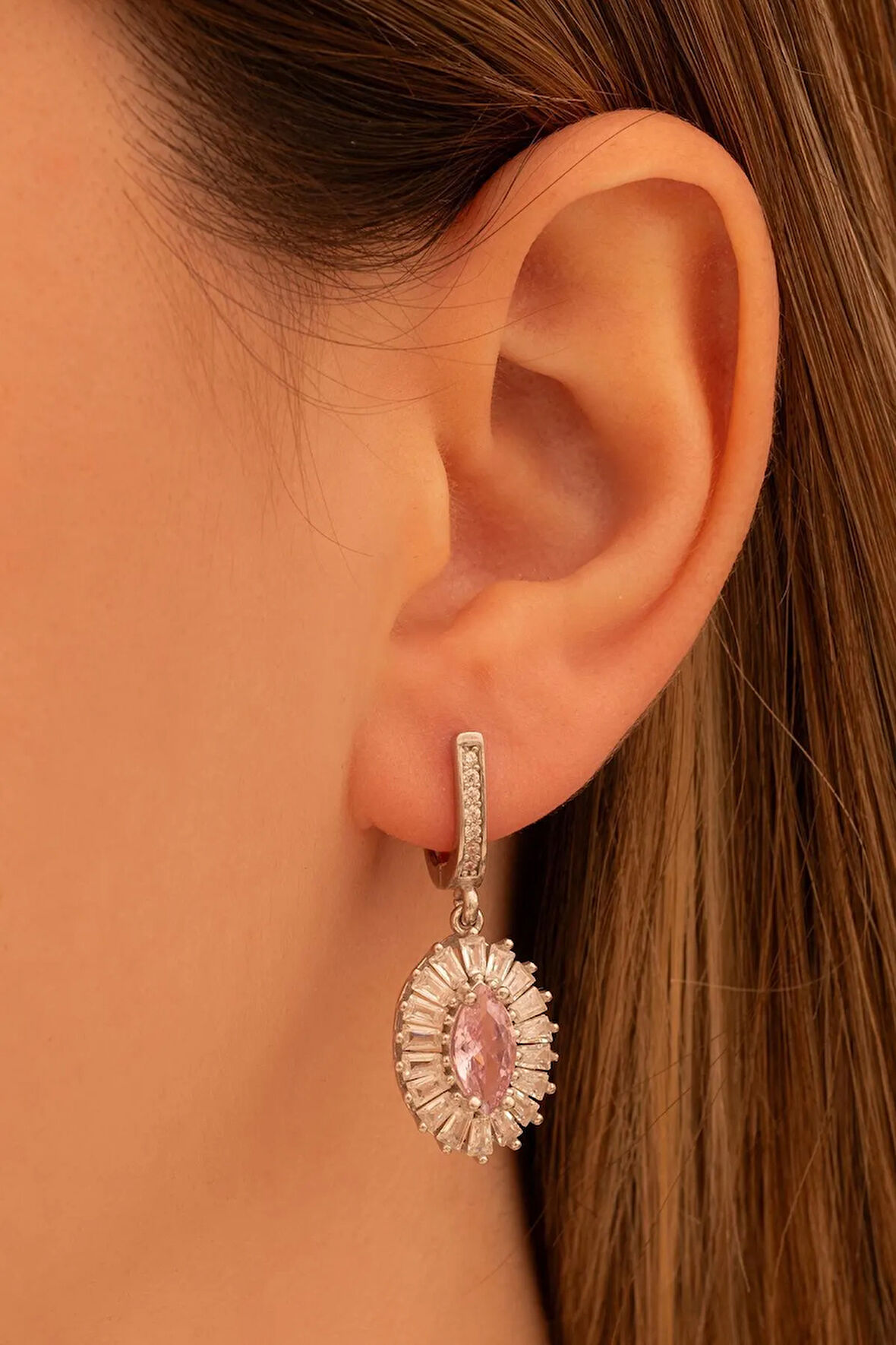 Kadın Gümüş Küpe - Mekik Model Pembe Zirkon Taşlı Baget Süslemeli Rodyumlu Kadın Küpe