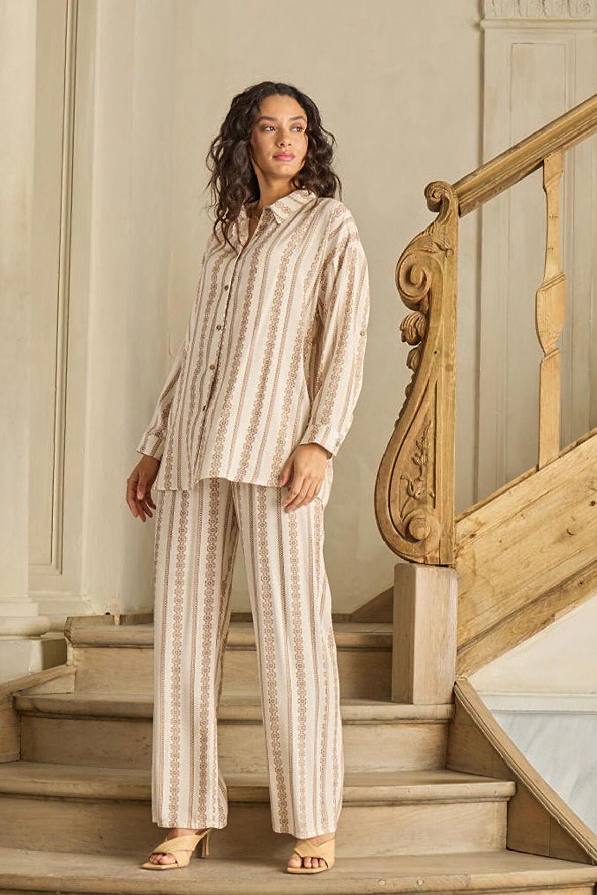 Kadın Uzun Kol Önden Düğmeli Bej Pijama Takım C8T2N1O12