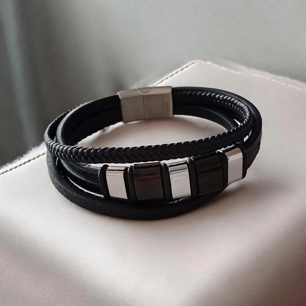 %100 Deri Kayış Gold Çelik Aparatlı Siyah Bileklik