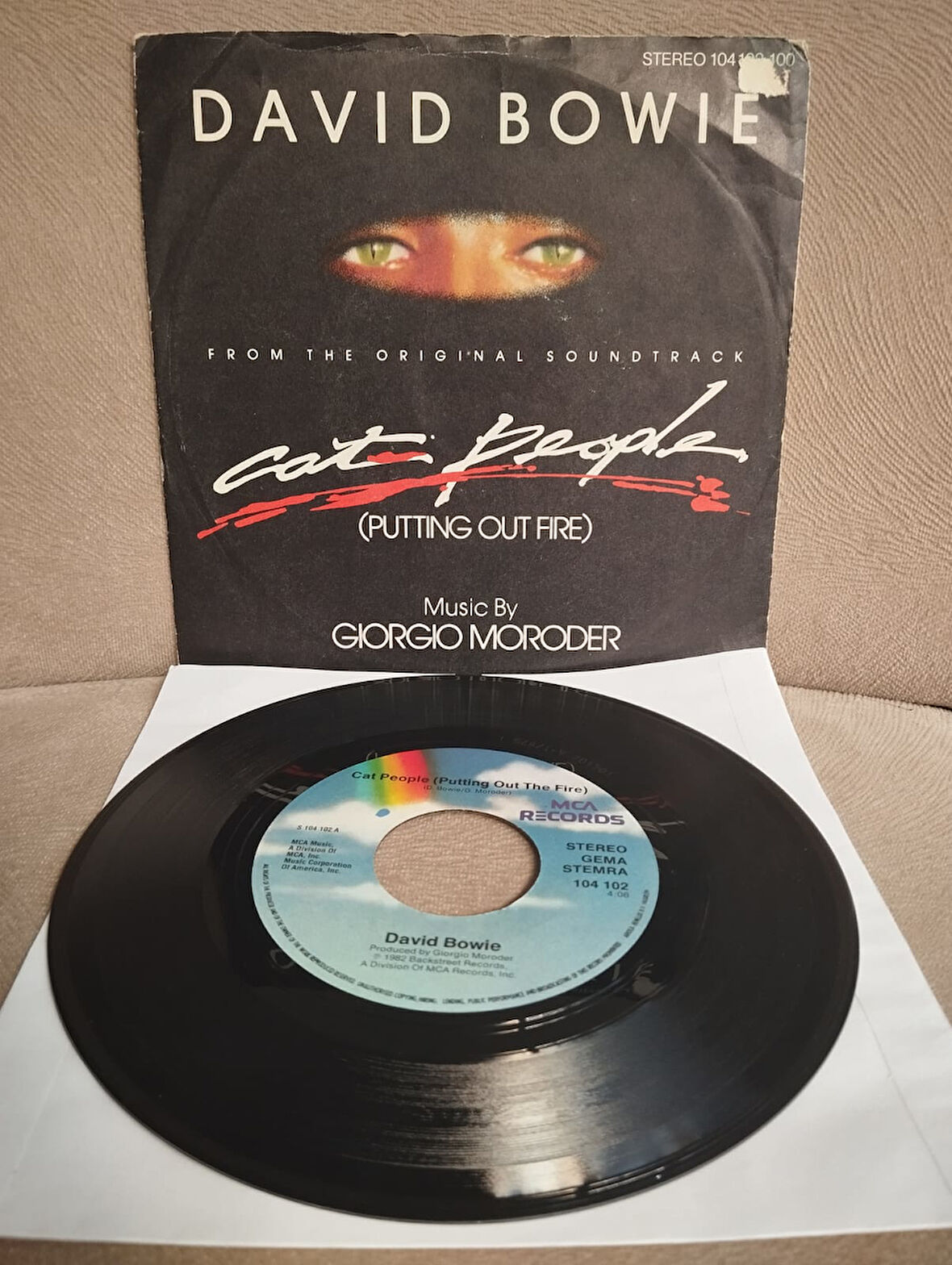 David Bowie ‎– Cat People (Putting Out Fire)  - 1982  Almanya Basım 45 lik Plak