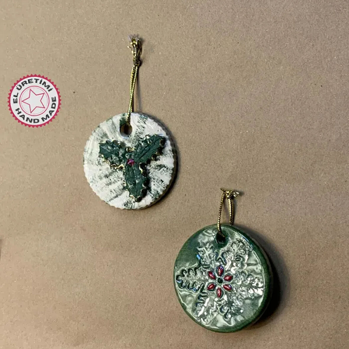 Uretti - Zehra 8449 - El Yapımı Seramik Yaprak Motifli 2'li Yılbaşı Ağacı Süsü - 6 X 6 cm
