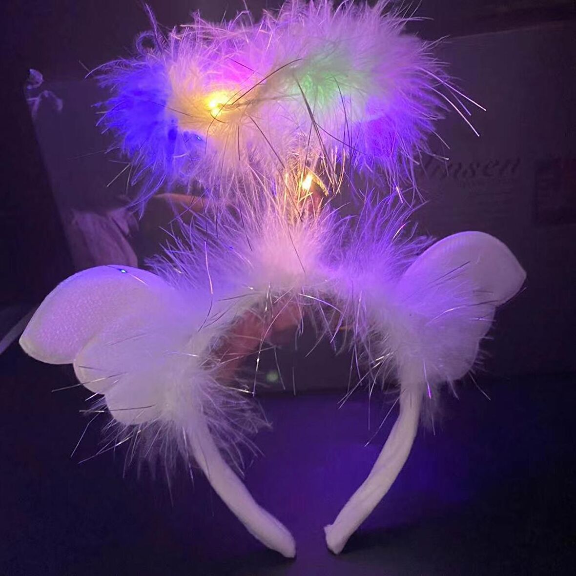 Beyaz Kanatlı Beyaz Tüylü Led Işıklı 3 Fonksiyonlu Melek Hare Taç 20x25 cm (3984)