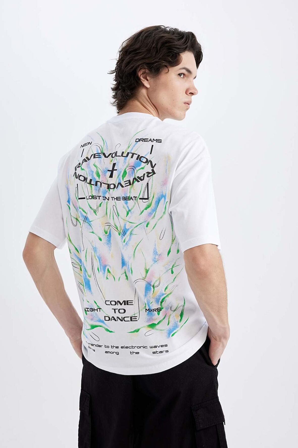 DeFacto Comfort Regular Fit Rahat Kalıp Bisiklet Yaka Sırt Baskılı Kısa Kollu Tişört C5675AX24HSWT34