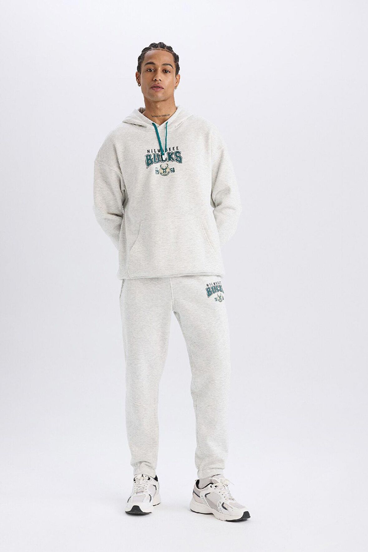 DeFactoFit NBA Milwaukee Bucks Kalın Jogger Eşofman Altı Standart Fit Beli Bağcıklı Cepli D6701AX25SPGR421