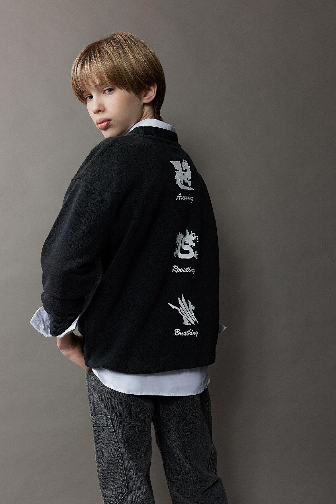 DeFacto Erkek Çocuk Oversize Geniş Kalıp Bisiklet Yaka Sırt Baskılı Yıkamalı Soluk Efektli Sweatshirt D8494A825SPBK81