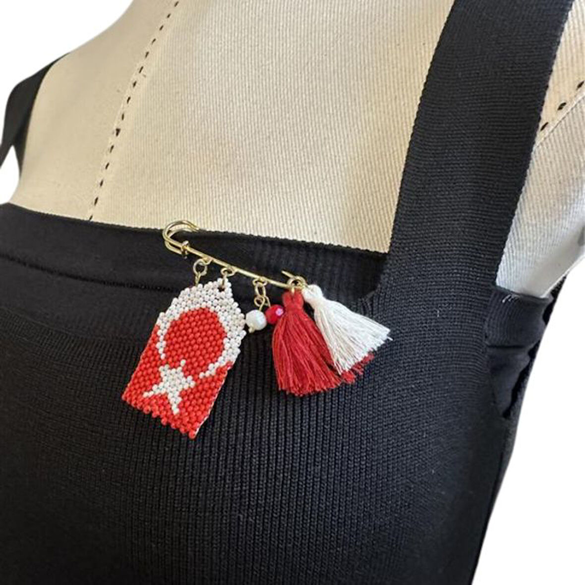 Uretti - Özlem 9422 1710 El Yapımı Türk Bayrağı Motifli Kum Boncuk Yaka İğnesi