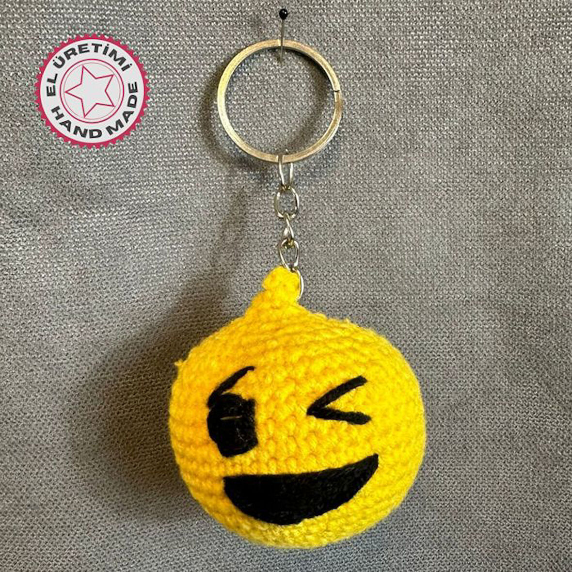 Uretti - Tuğba 9352 3517 El Yapımı Örgü Göz Kırpan Emoji Model Anahtarlık