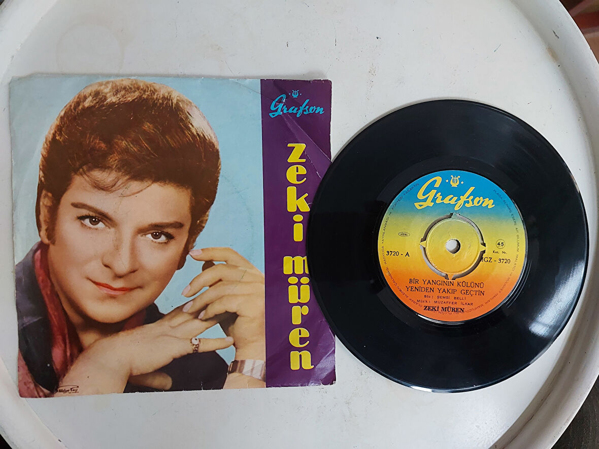 Zeki Müren – Bir Yangının Külünü Yeniden Yakıp Geçtin /Karanlık Dünya-1970 Türkiye Basım 45lik Plak