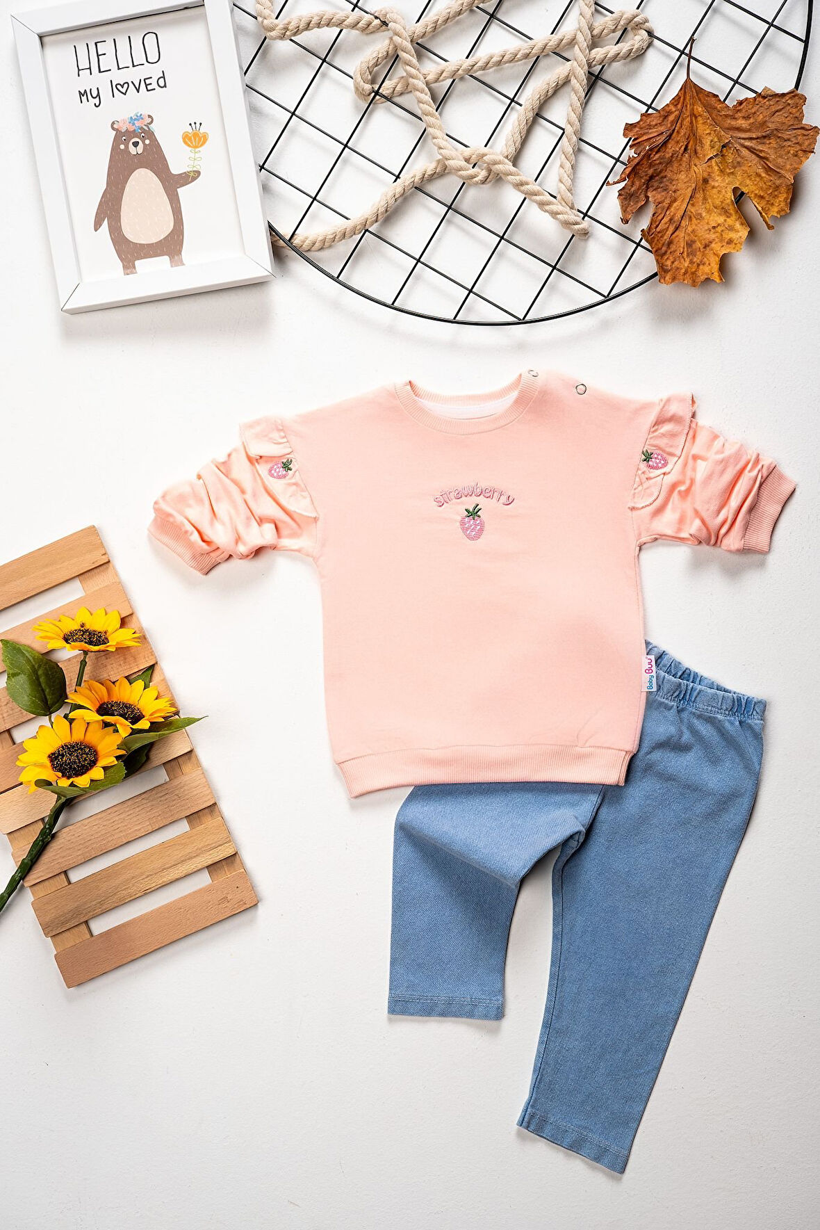 Kız Bebek Çilek Nakışlı Üst Örme Kot Pantolonlu Mevsimlik Takım