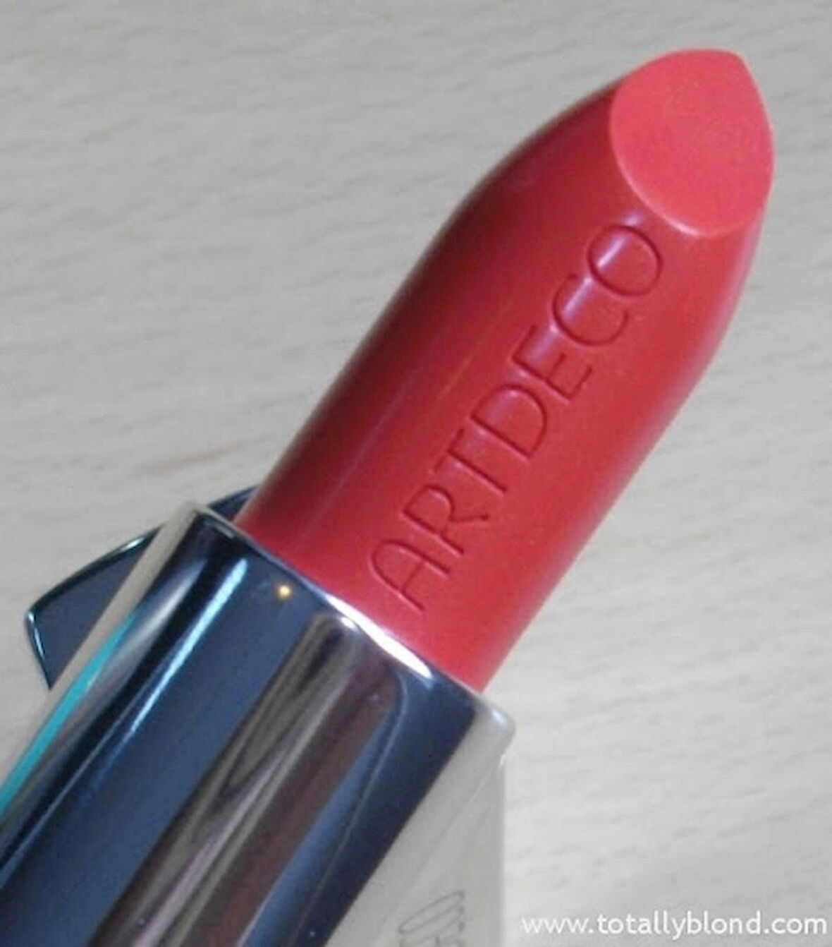 Artdeco High Performance Lipstick 434 (Parıldayan Mercan) Daha Dolgun Görünen Dudaklar için