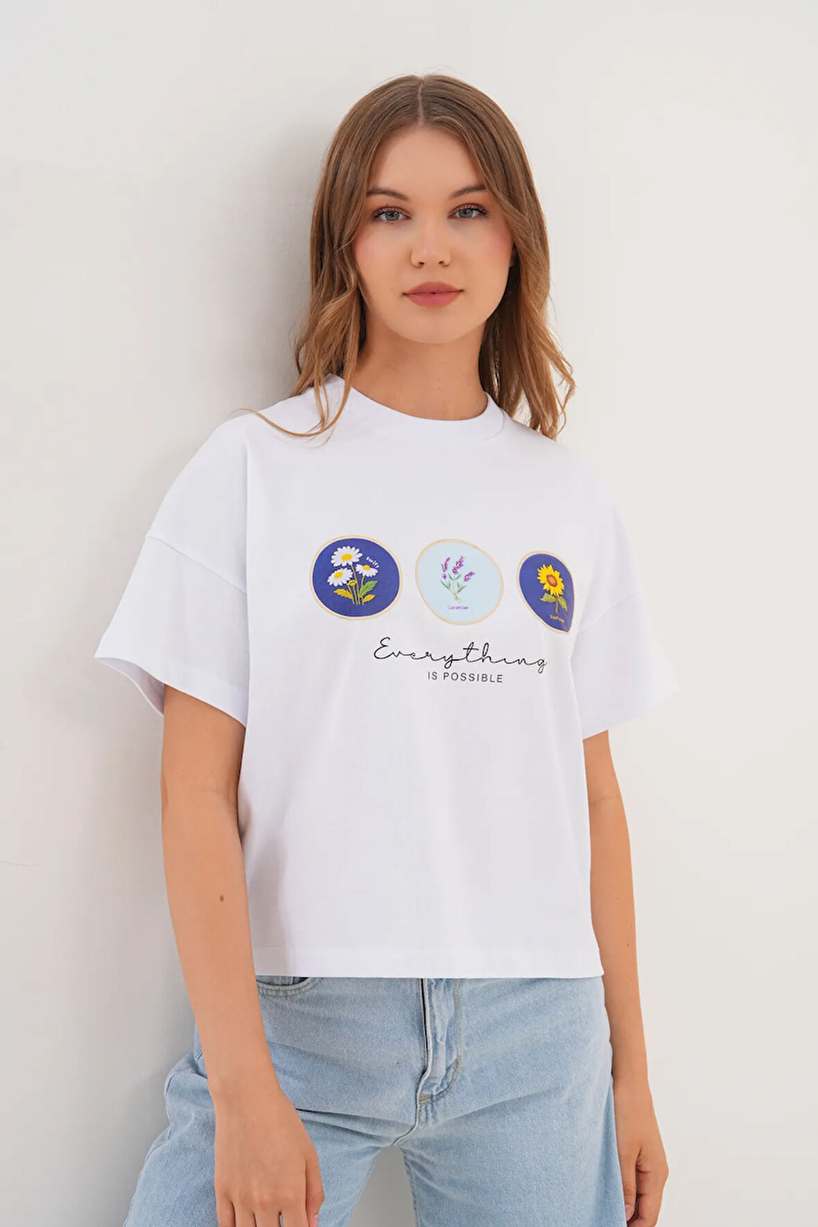 Beyaz Kadın Oversize Çiçek Everything is Possible Baskılı Tişört