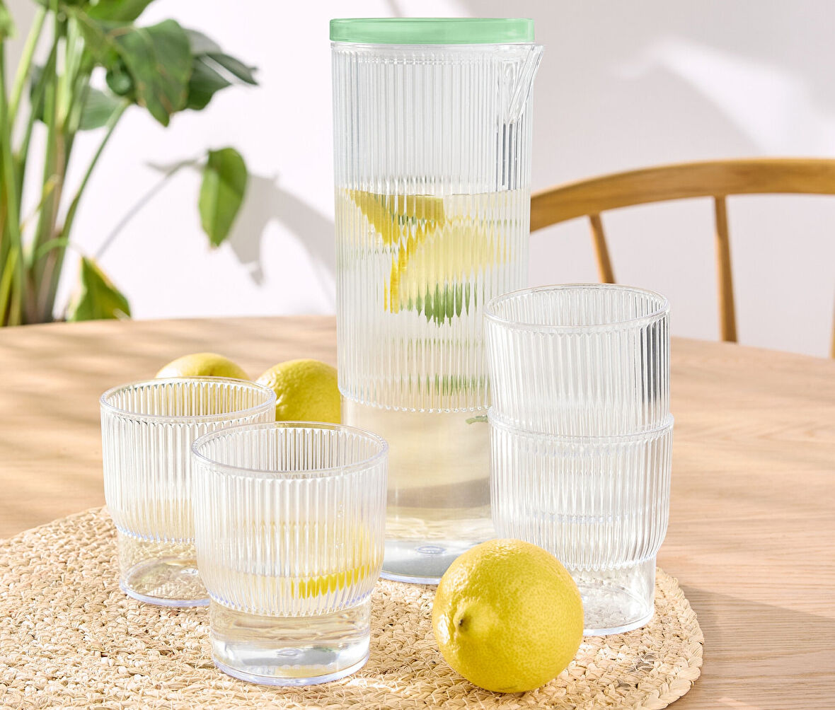 4 Adet Plastik Bardak ve Sürahi