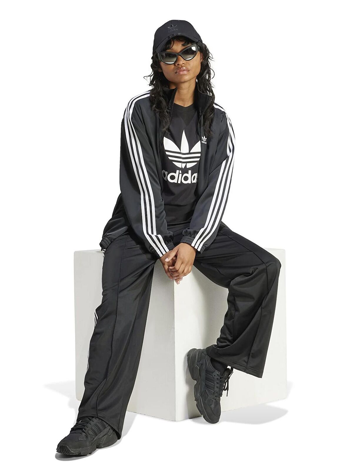 adidas Siyah Kadın Yuvarlak Yaka T-Shirt IR9533 TREFOIL