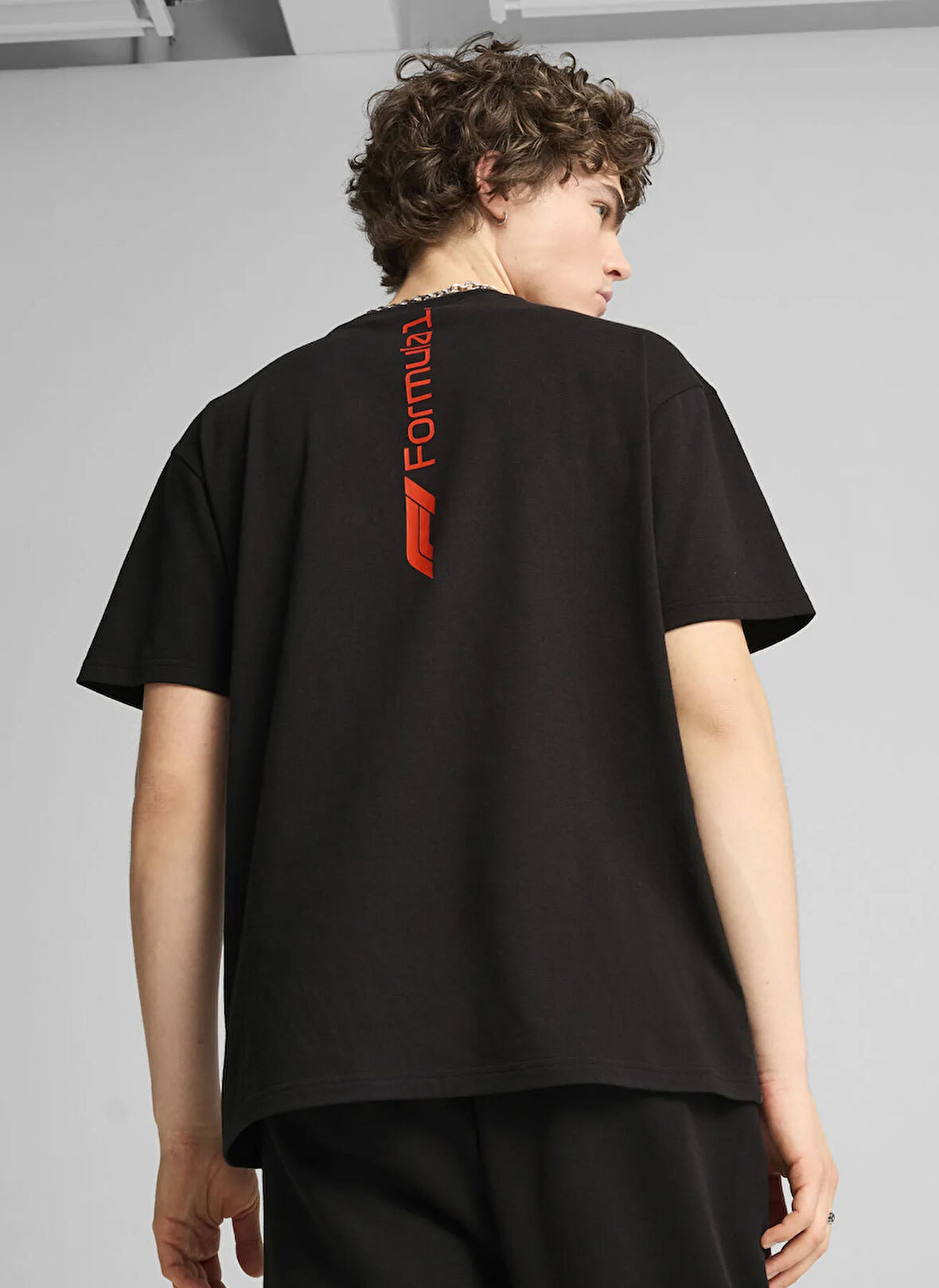 Puma 63012201 F1 ESS+ Graphic Tee -relax Beyaz Yuvarlak Yaka Regular Fit Düz Erkek T-Shirt