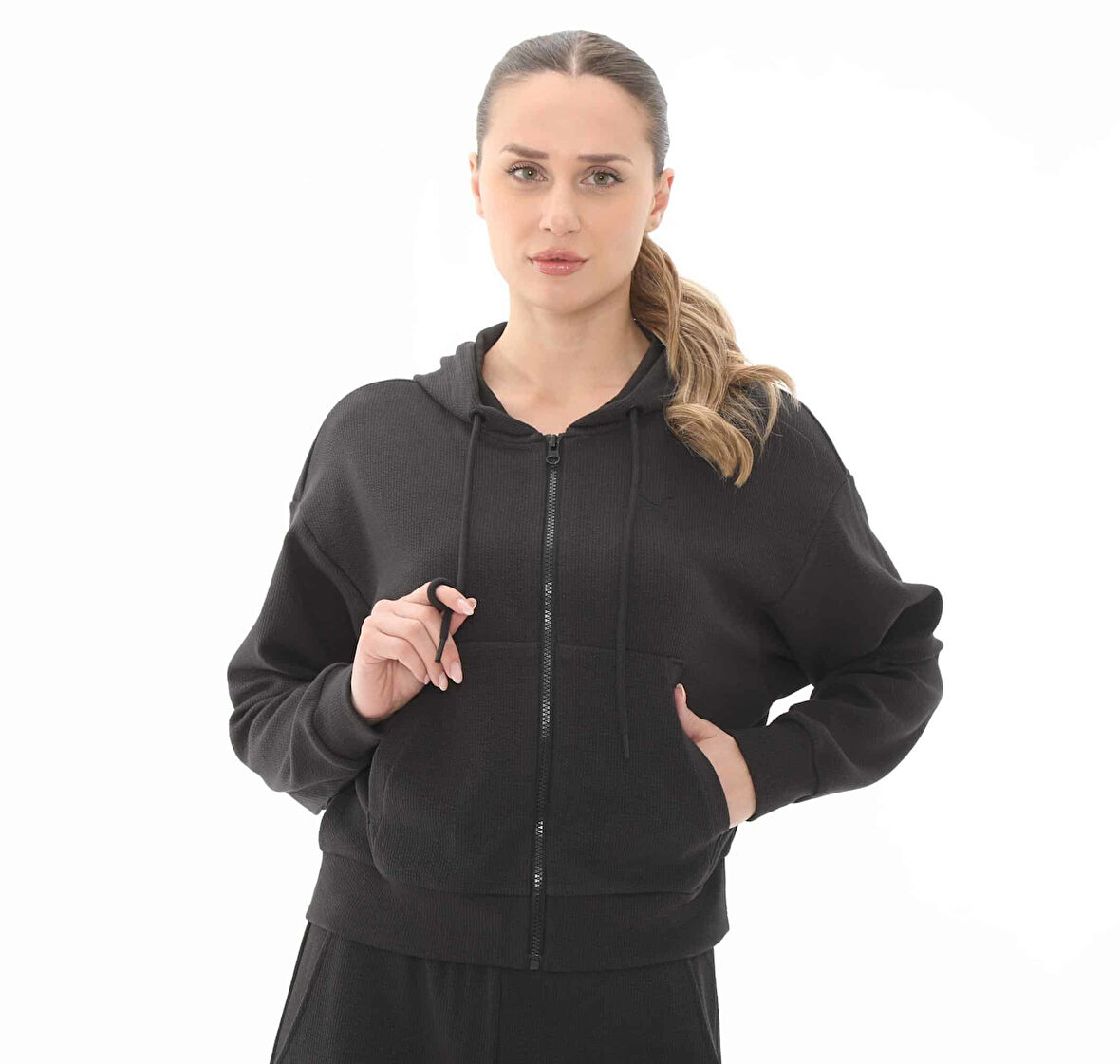 685056-01 Puma Her Crop Full-Zip Hoodie Kadın Ceket Siyah