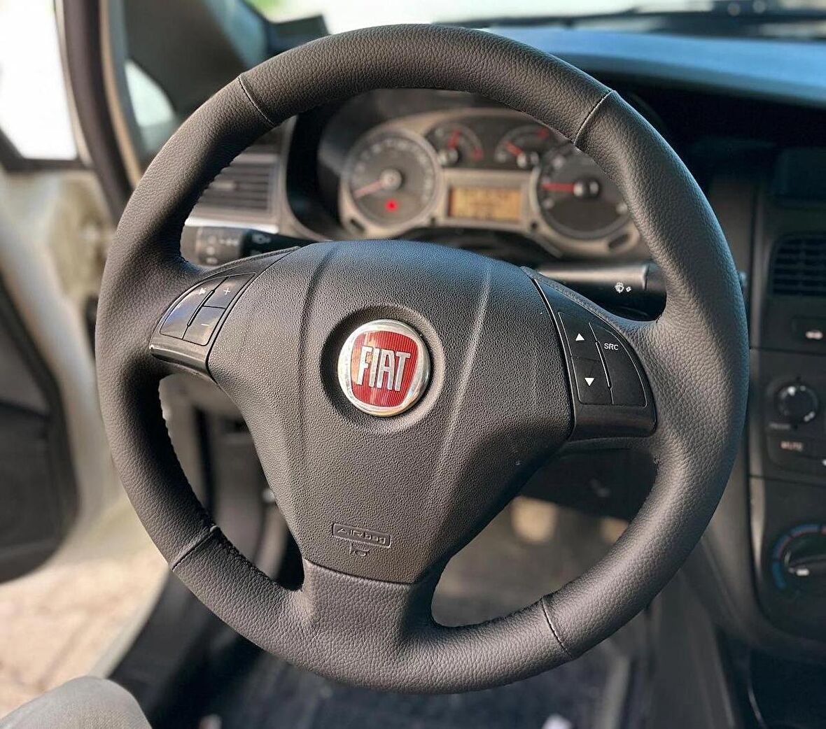 FİAT LİNEA ARACA ÖZEL DİKMELİ DİREKSİYON KILIFI (TORPİDO DESEN DERİ MODEL)