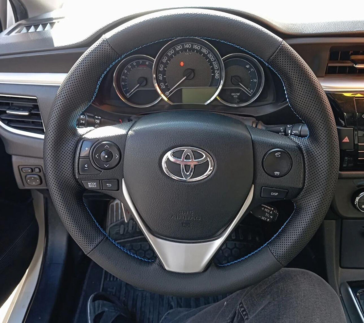 TOYOTA AURİS 2013-2019 ARACA ÖZEL DİKMELİ DİREKSİYON KILIFI(AÇIKLAMAYI OKUYUNUZ)