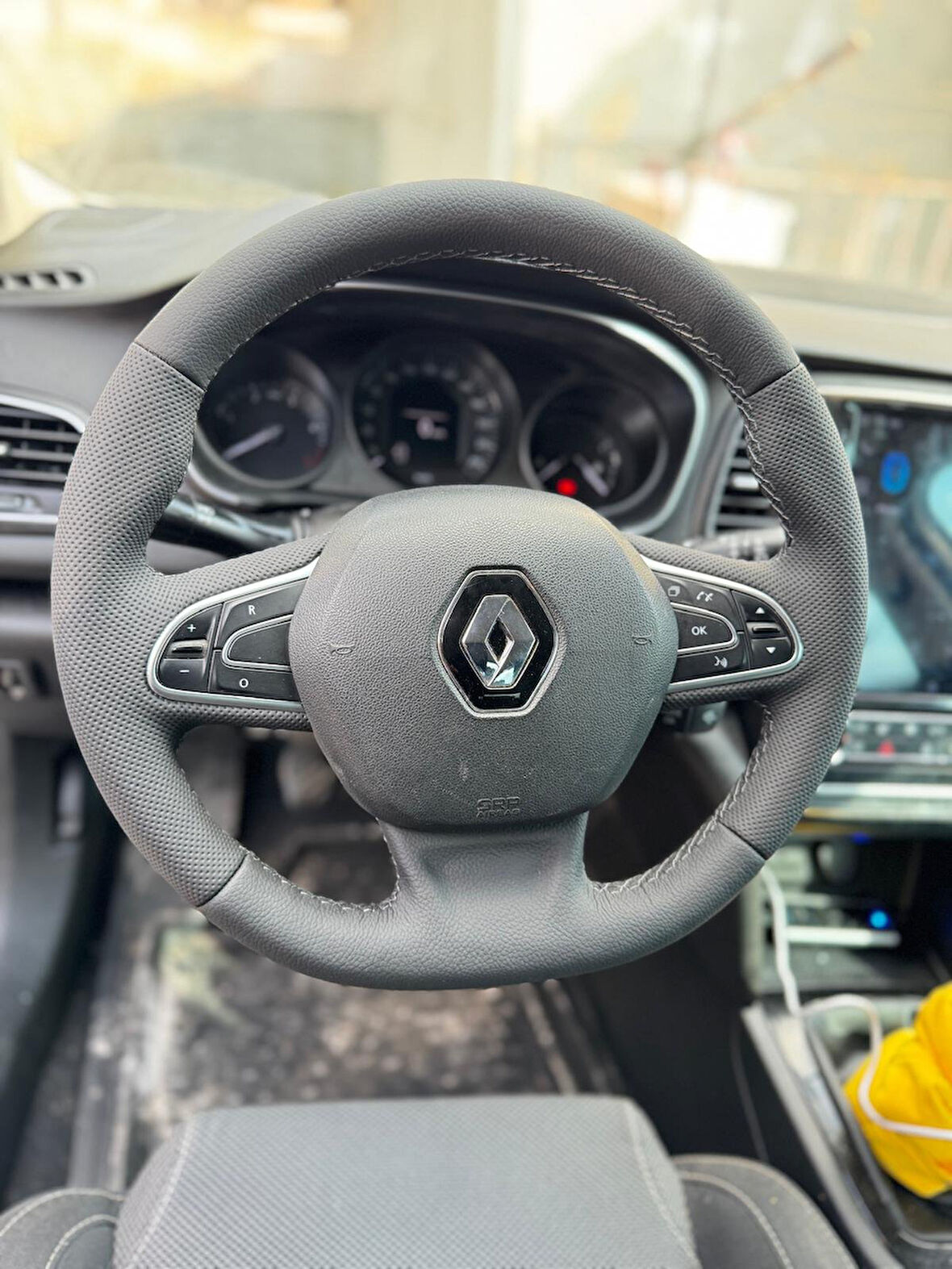 RENAULT MEGANE 4 ARACA ÖZEL DİKMELİ DİREKSİYON KILIFI (AÇIKLAMAYI OKUYUNUZ)