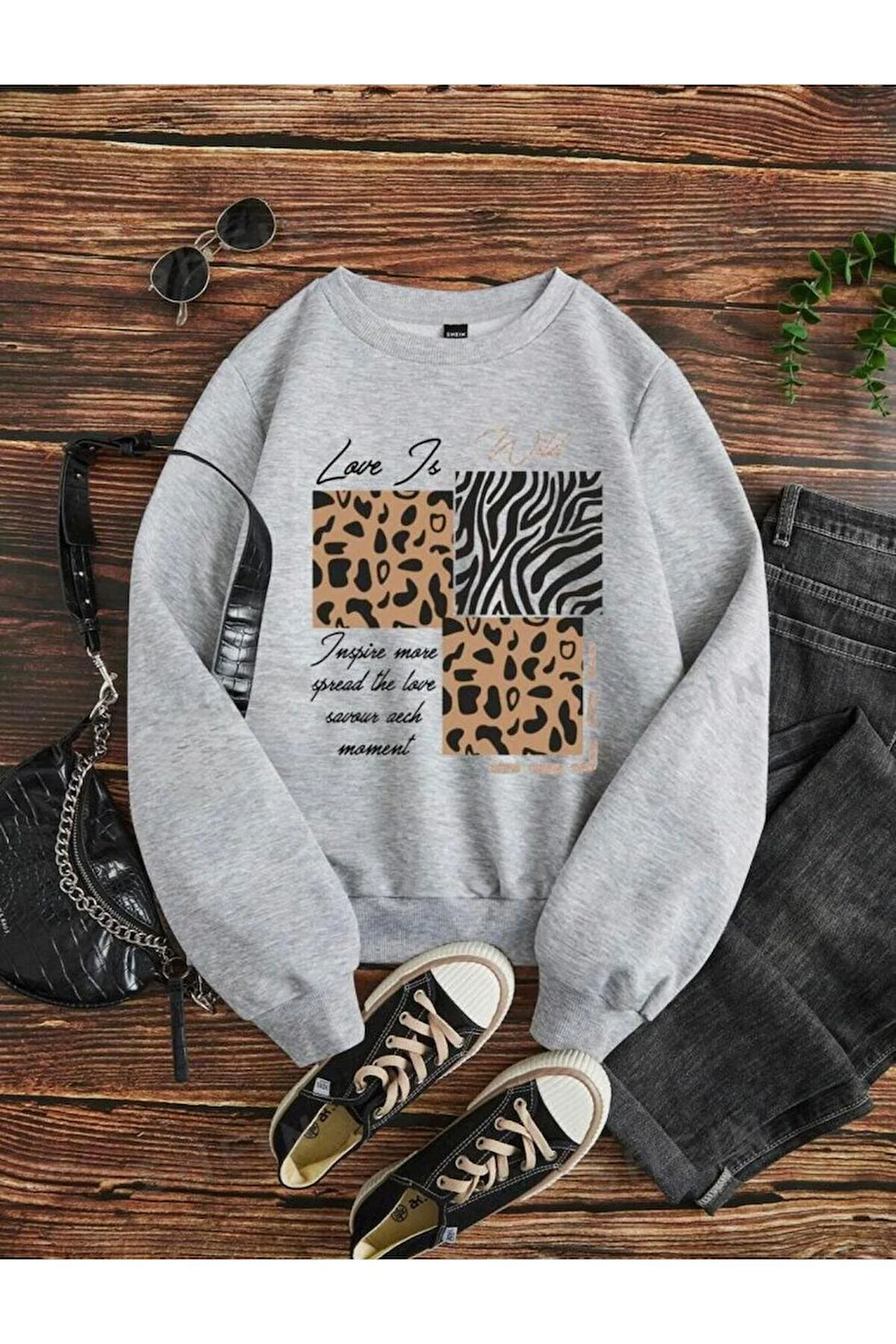 Kelebek Desenli Kapüşonlu Cepli Sweatshirt