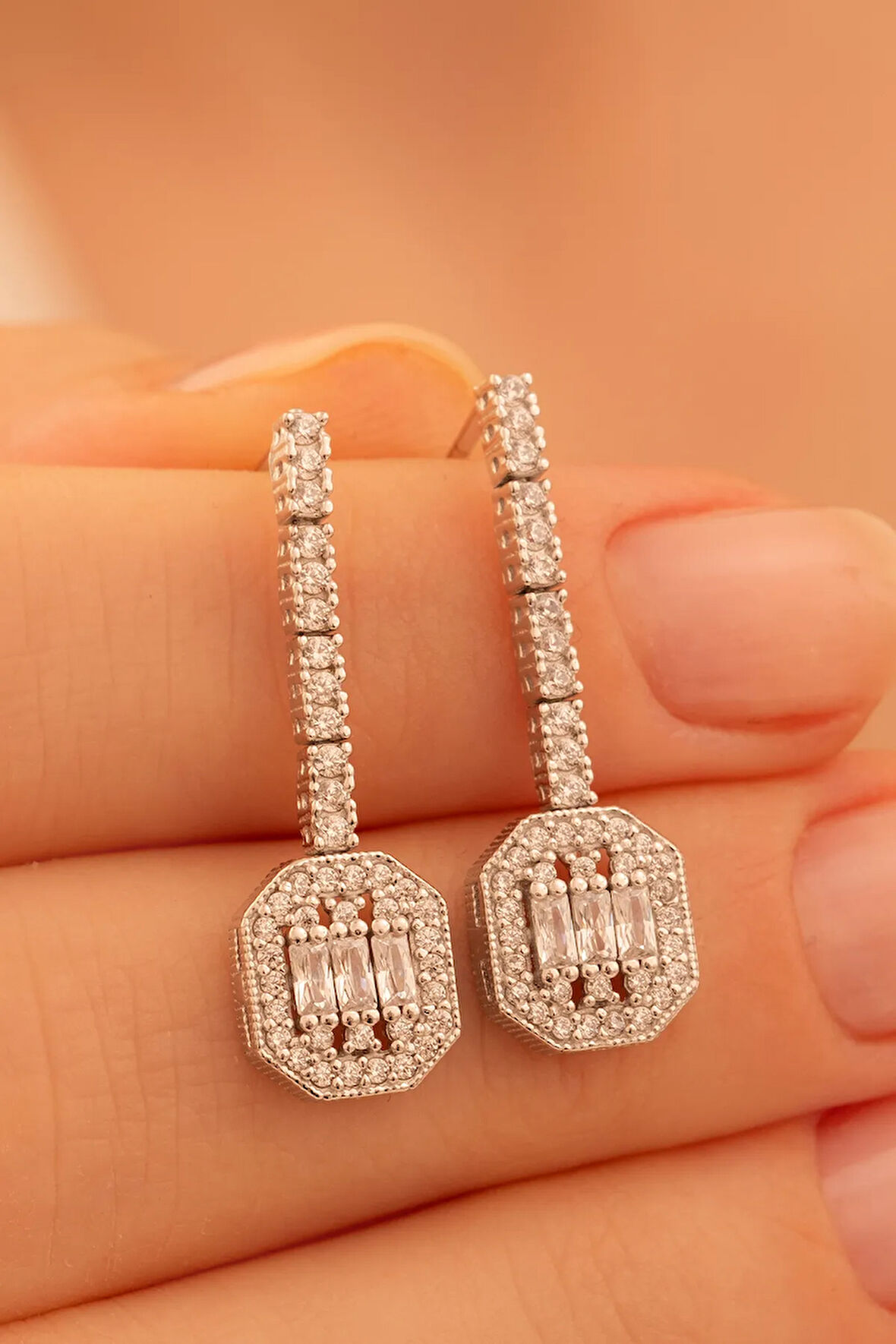 Kadın Gümüş Küpe - Ferahnaz Baget Taşlı Zirkon Süslemeli Kadın Küpe