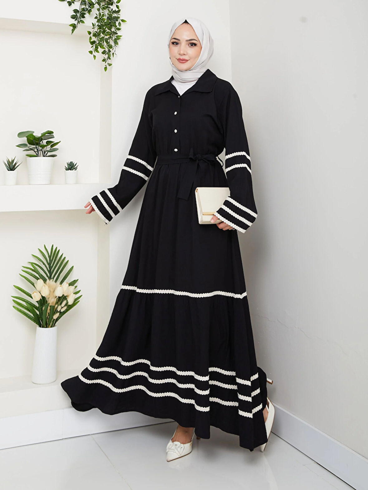 Kadın Çilek Kumaş Şerit Detaylı Kuşaklı Siyah Elbise 