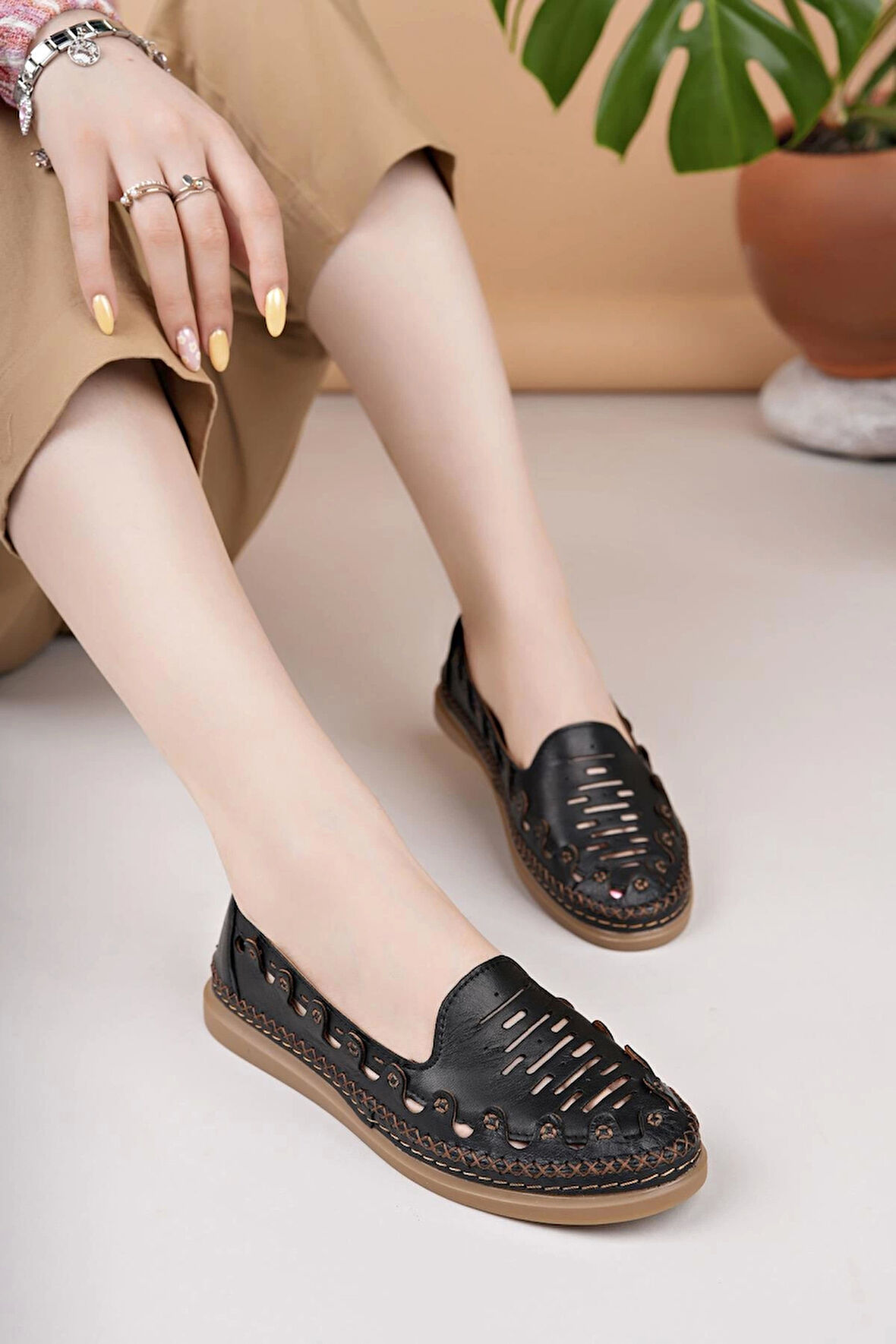 Mammamia D25YA 345 Siyah Hakiki Deri Delikli Kadın Ayakkabı