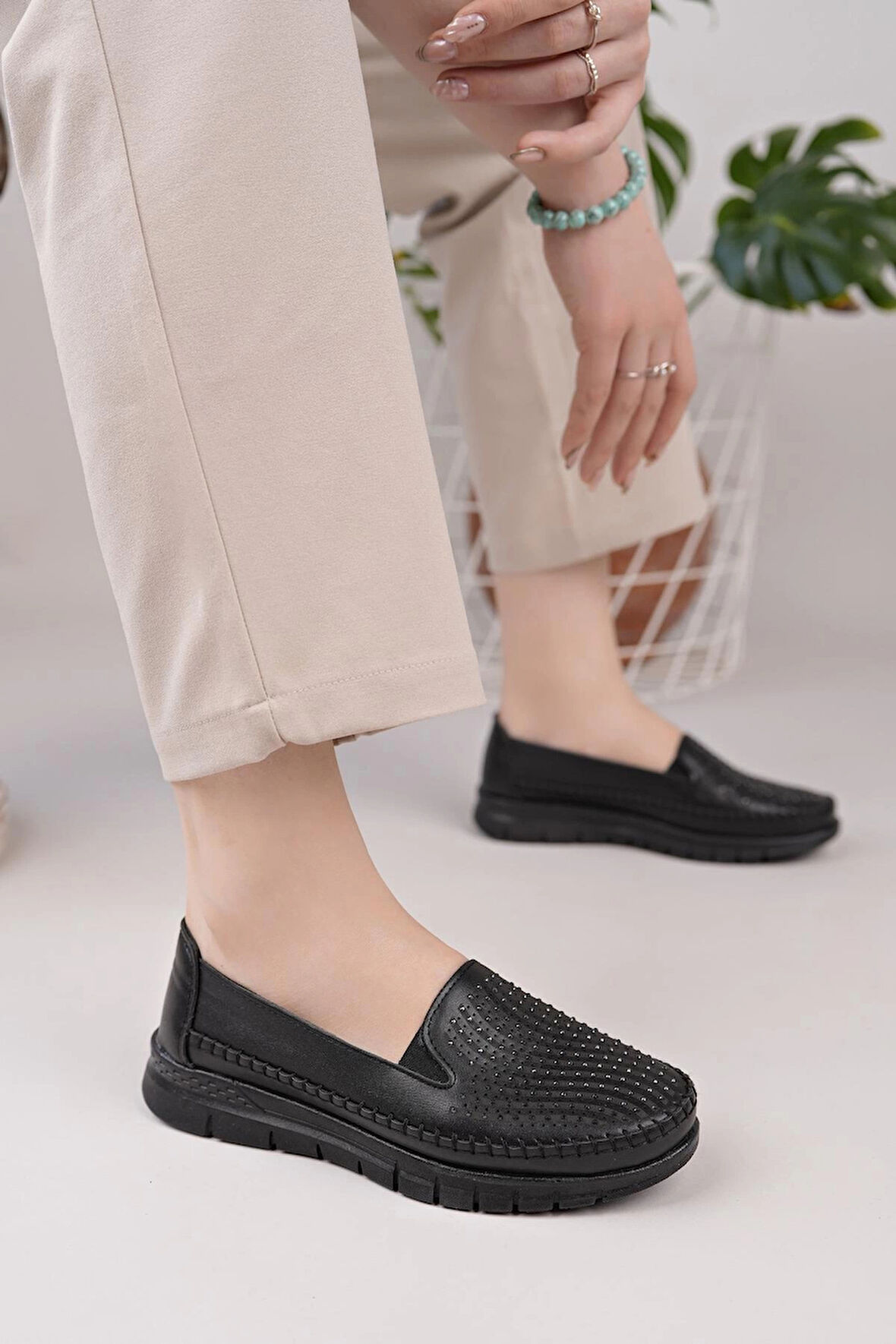 Nesil Shoes Ayzen 795 Siyah Taş Detaylı Anatomik Kadın Ayakkabı